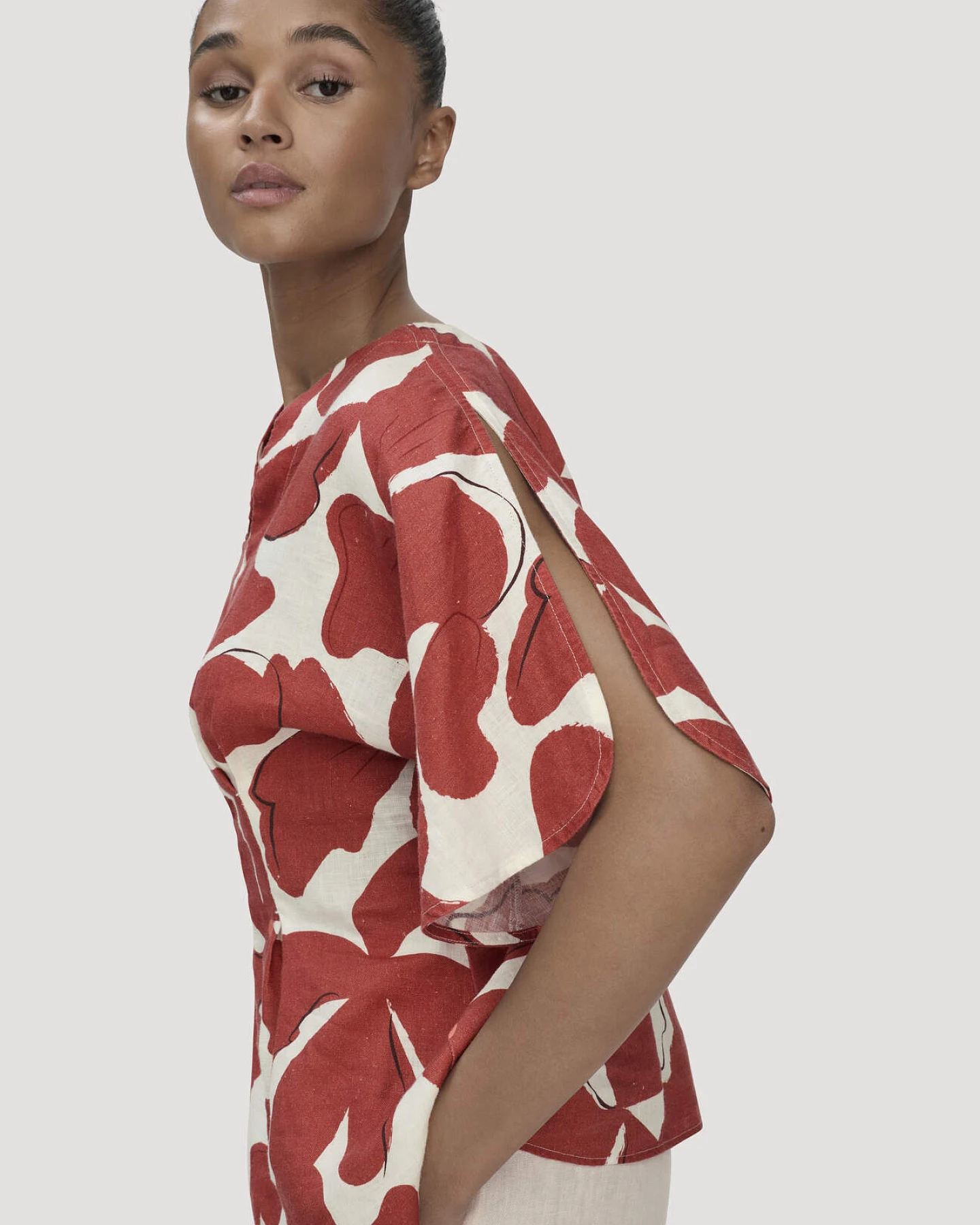 hessnatur Damen Print Bluse Relaxed aus Leinen - braun - Größe 38 – Ansicht 3