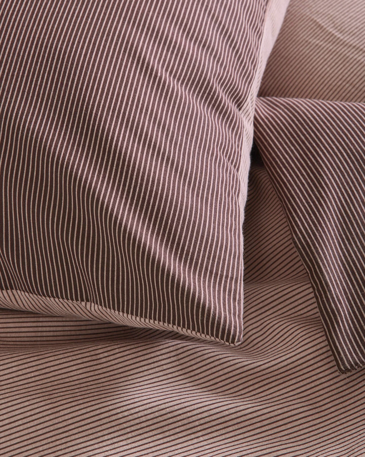 hessnatur Biber Wendebettwäsche Streifen aus Bio-Baumwolle - lila - Größe 135x200 / 40x80 cm – Ansicht 3