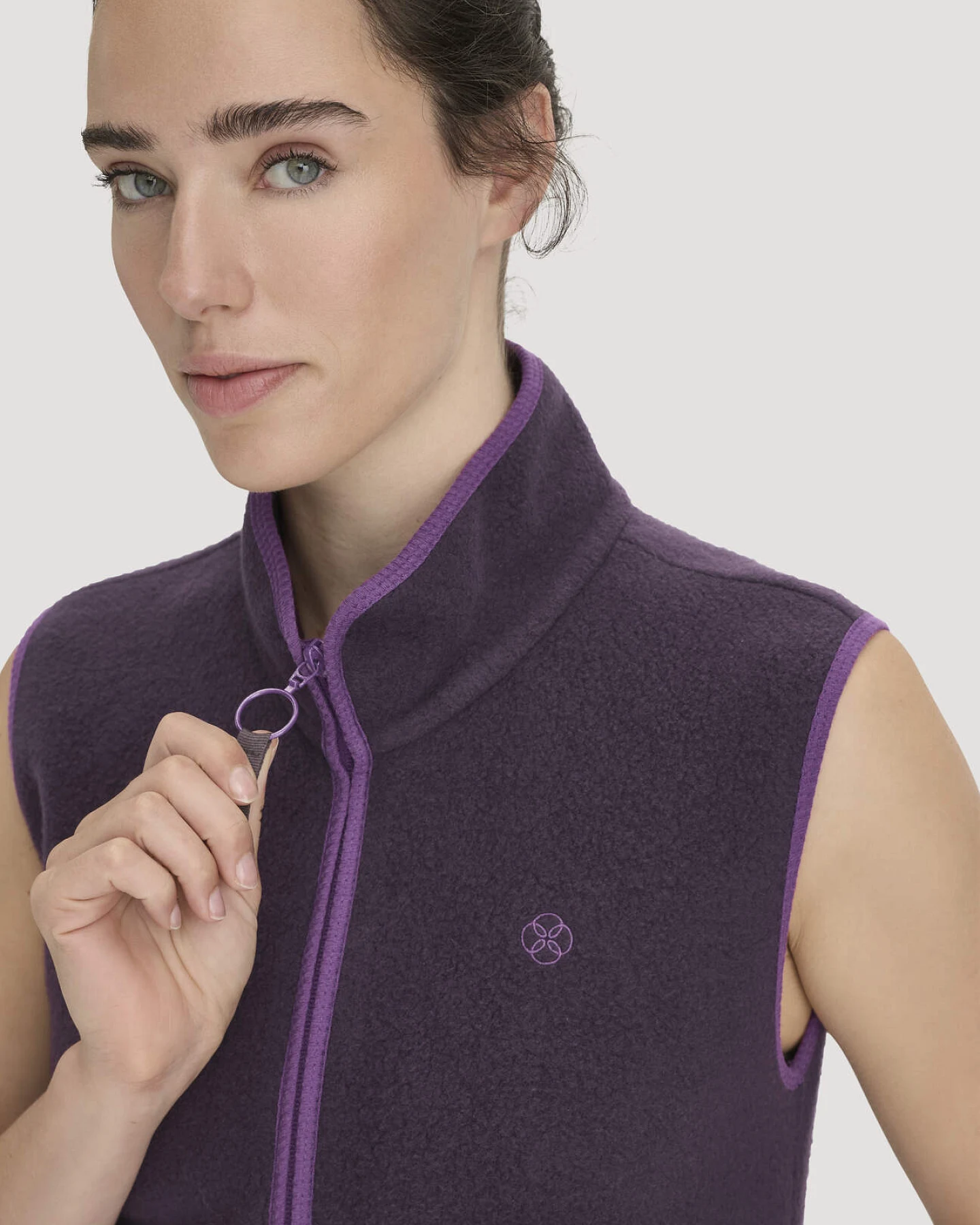 hessnatur Loungewear Fleece Weste Regular ACTIVE LIGHT aus Bio-Baumwolle - lila - Größe L – Ansicht 4