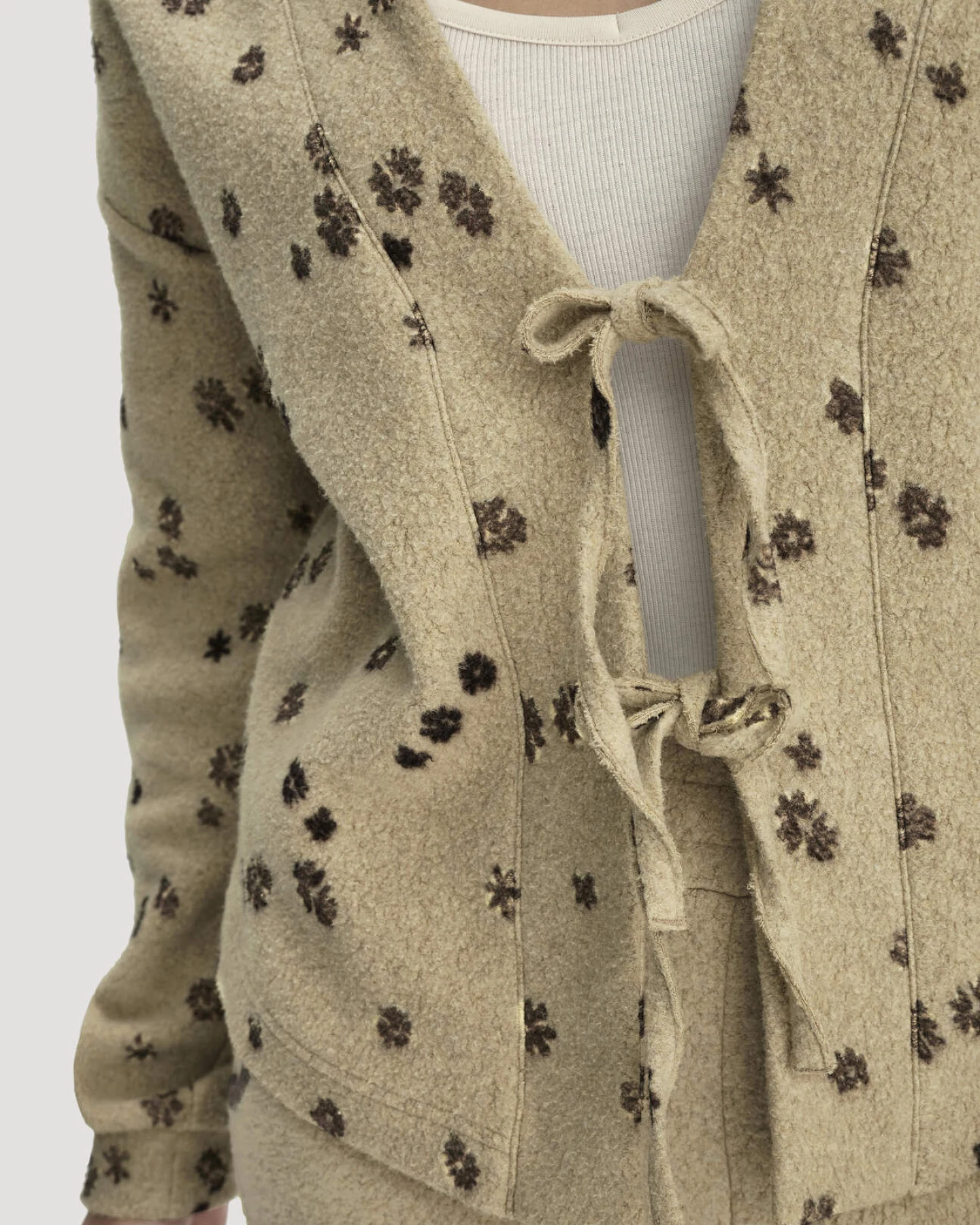 hessnatur Loungewear Fleece Jacke Relaxed aus Bio-Baumwolle - beige - Größe L – Ansicht 3