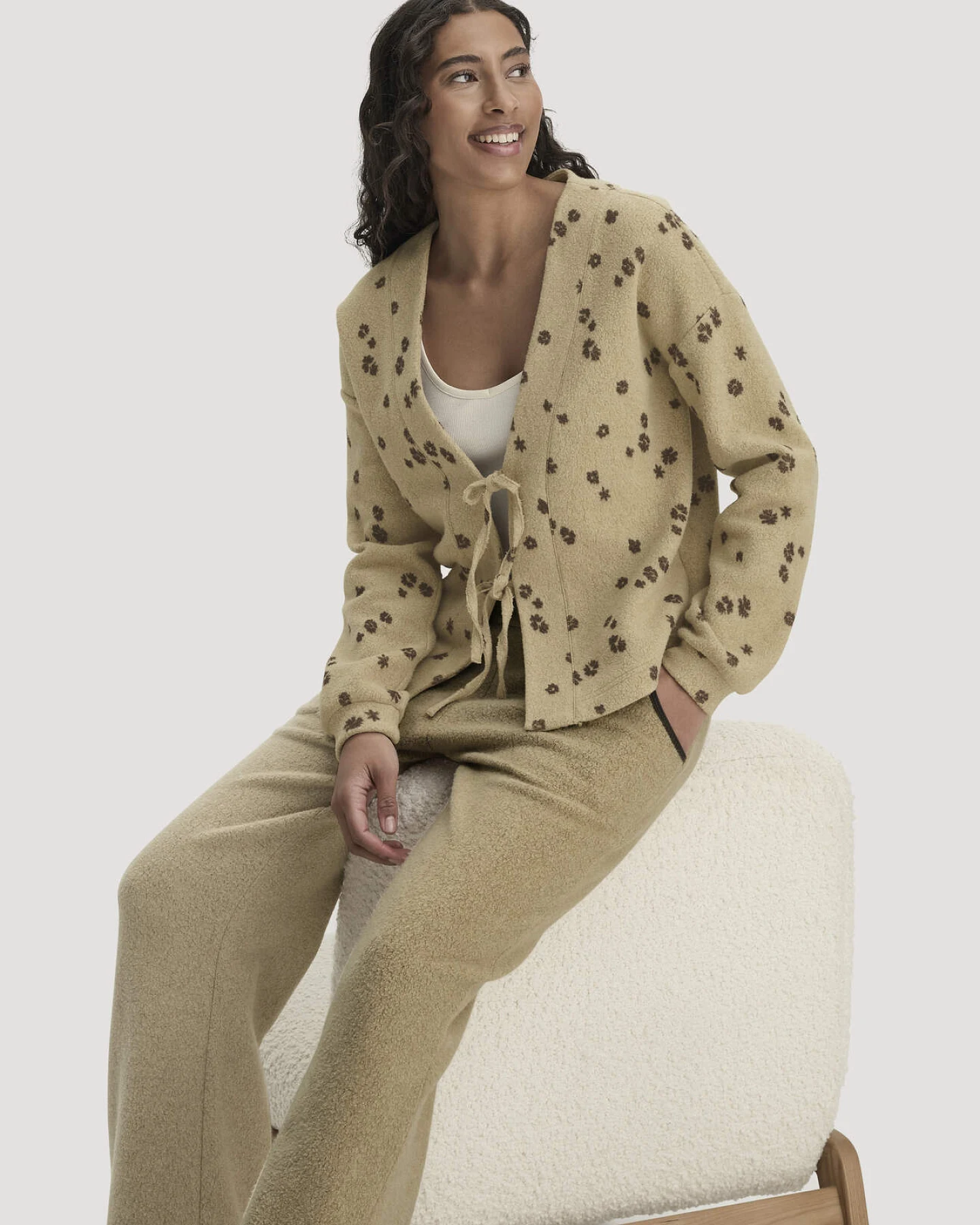 hessnatur Loungewear Fleece Jacke Relaxed aus Bio-Baumwolle - beige - Größe L – Ansicht 4