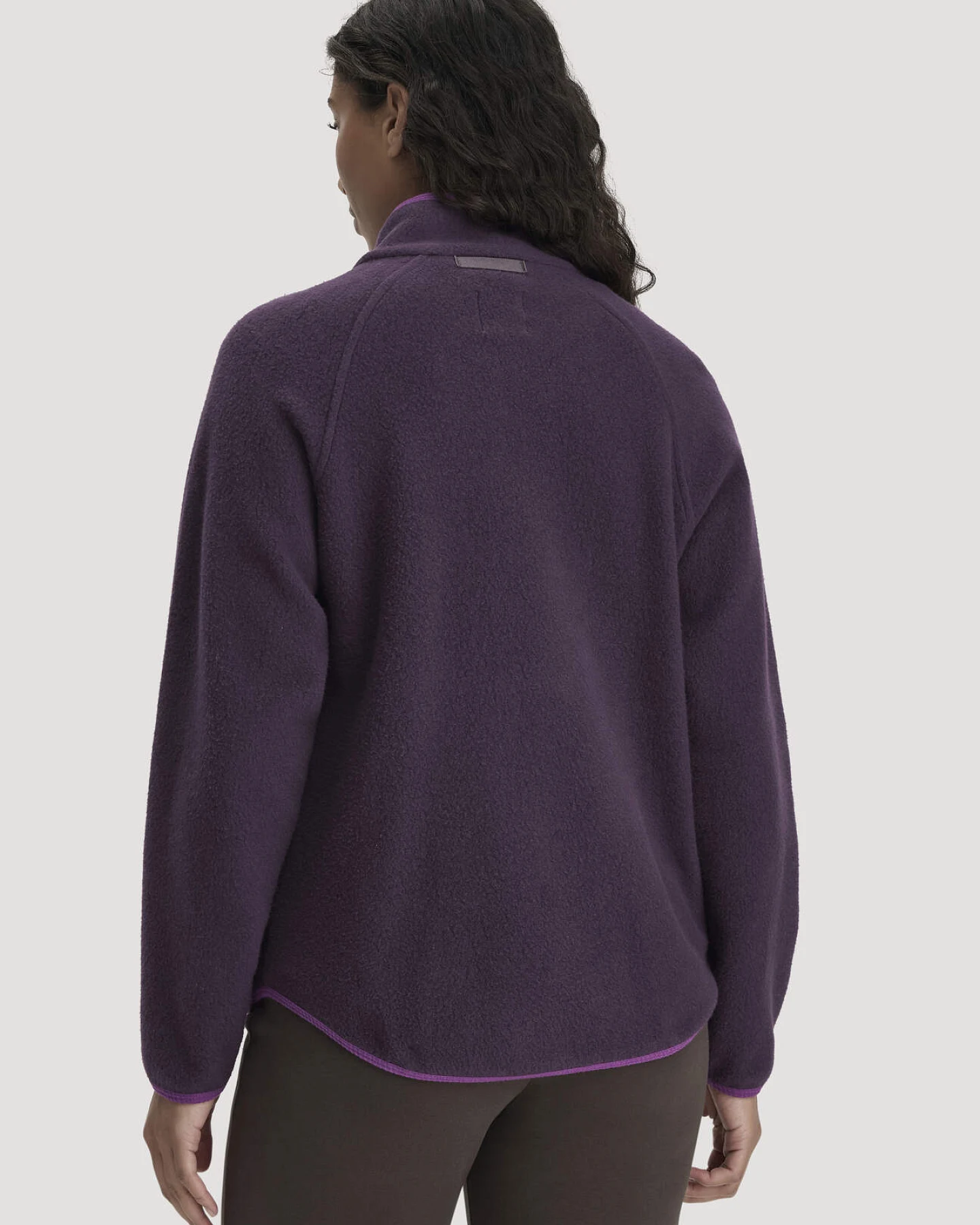 hessnatur Loungewear Fleece Jacke Relaxed ACTIVE LIGHT aus Bio-Baumwolle - lila - Größe XS – Ansicht 3