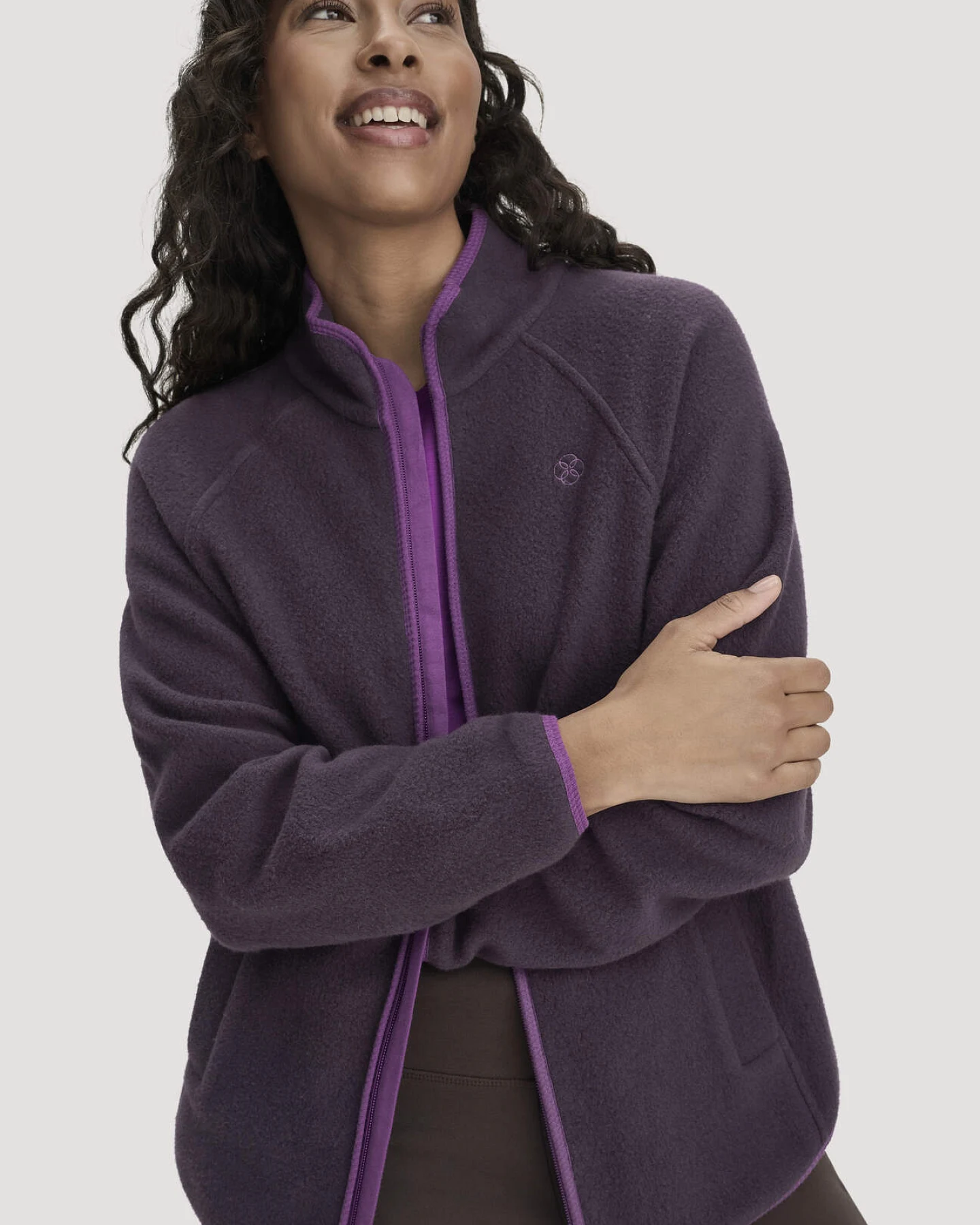 hessnatur Loungewear Fleece Jacke Relaxed ACTIVE LIGHT aus Bio-Baumwolle - lila - Größe XS – Ansicht 4