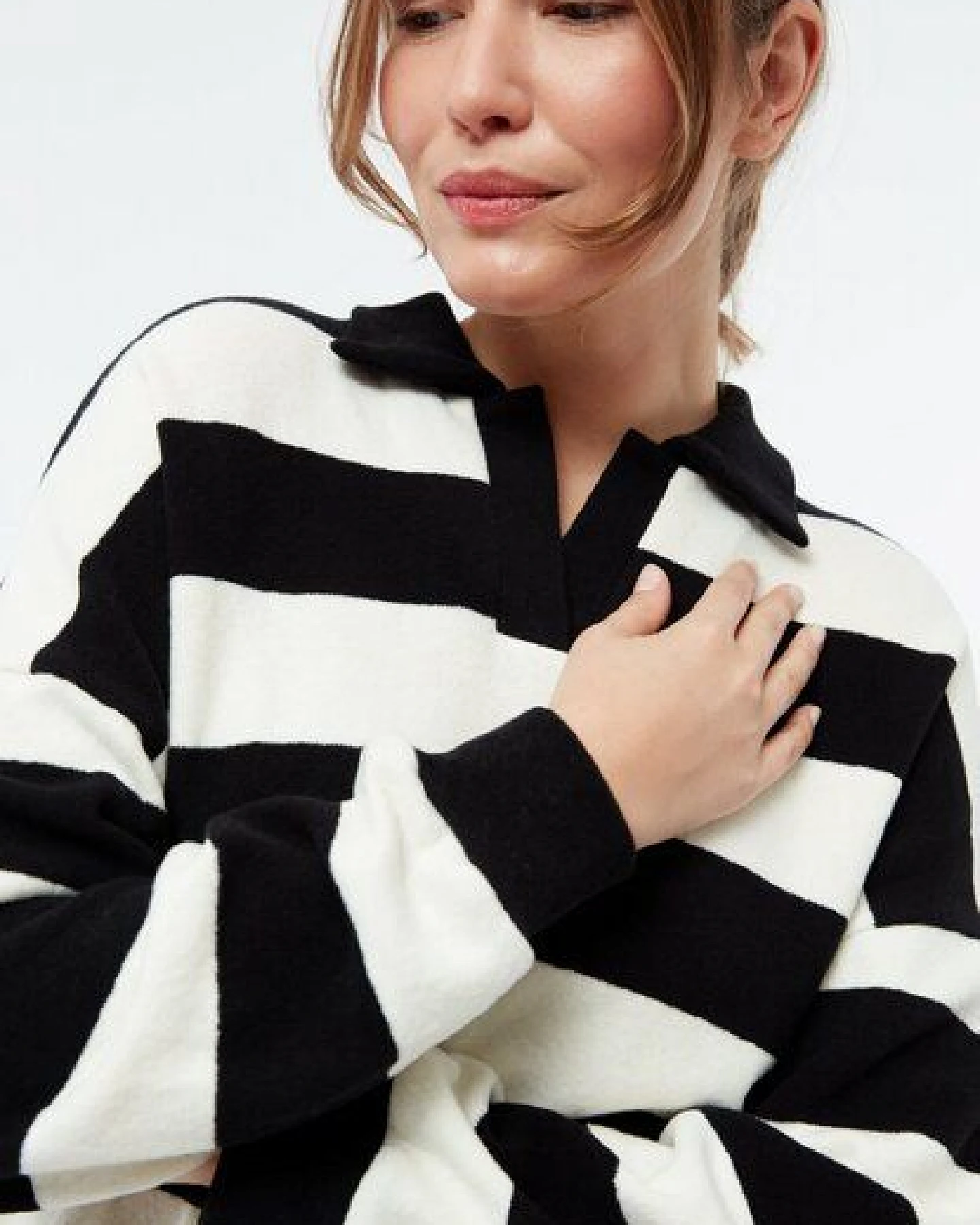 Givn Berlin Gestreifter Sweater GBRESA aus recycelter Baumwolle mit Kragen – Ansicht 4
