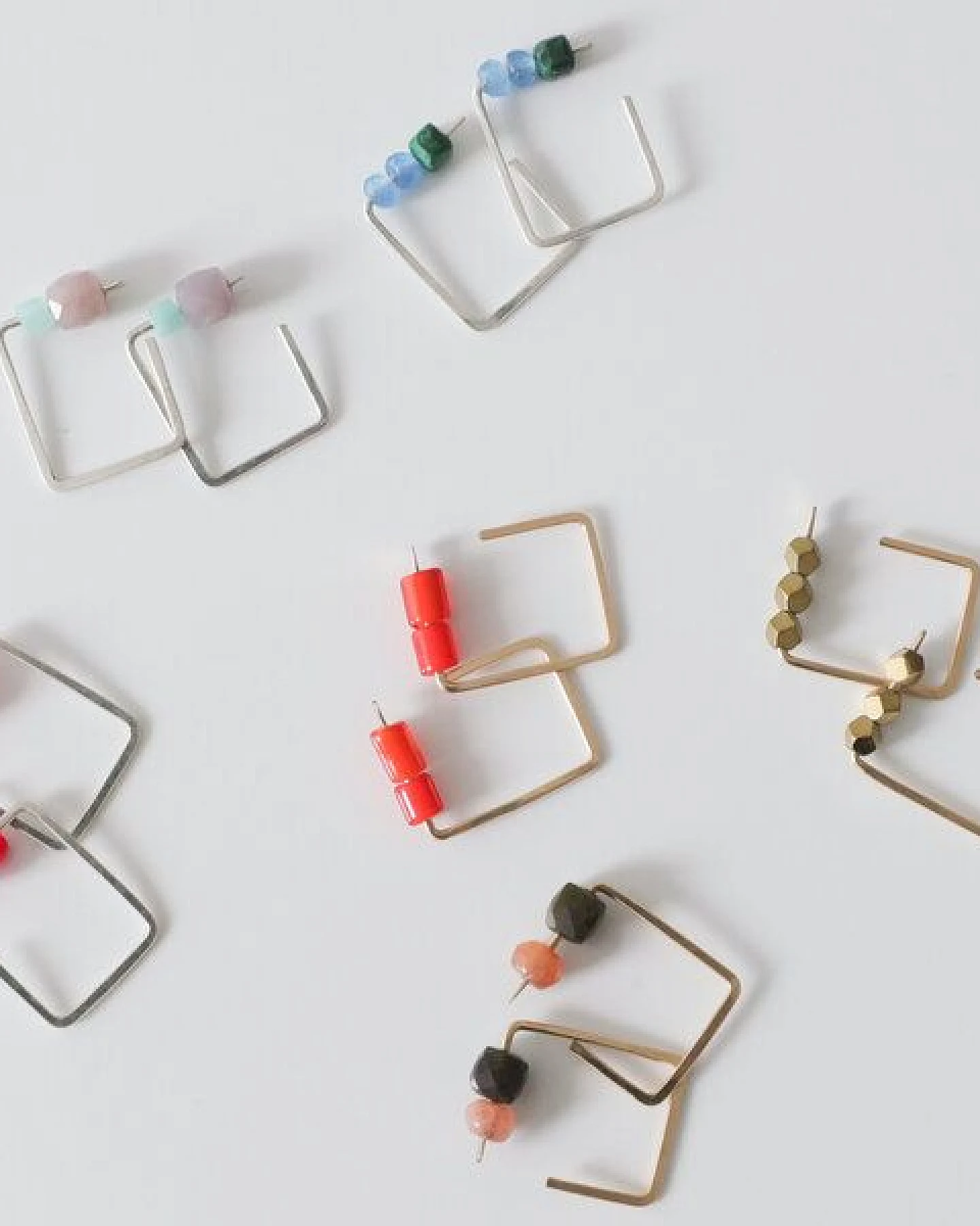 BELLYBIRD Jewellery Ohrhaken mit Steinen, gehämmert – Ansicht 2