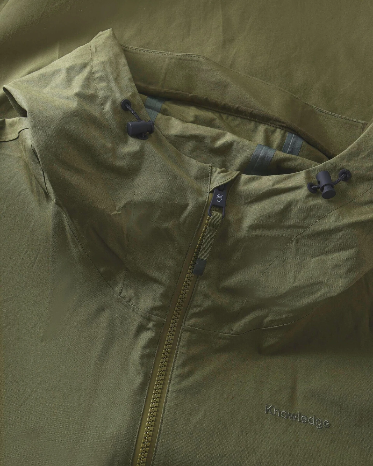 KnowledgeCotton Apparel Herren vegan Jacke Vent Canvas 200 Shell Burned Olive – Ansicht 2