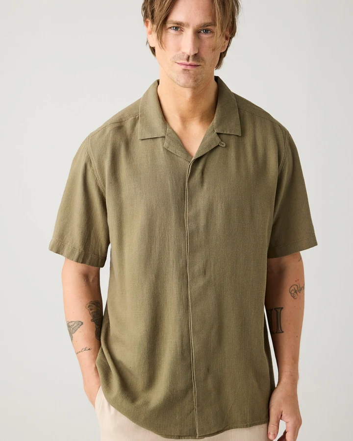 KnowledgeCotton Apparel Herren vegan Kurzarmhemd Moss Relaxed Burned Olive