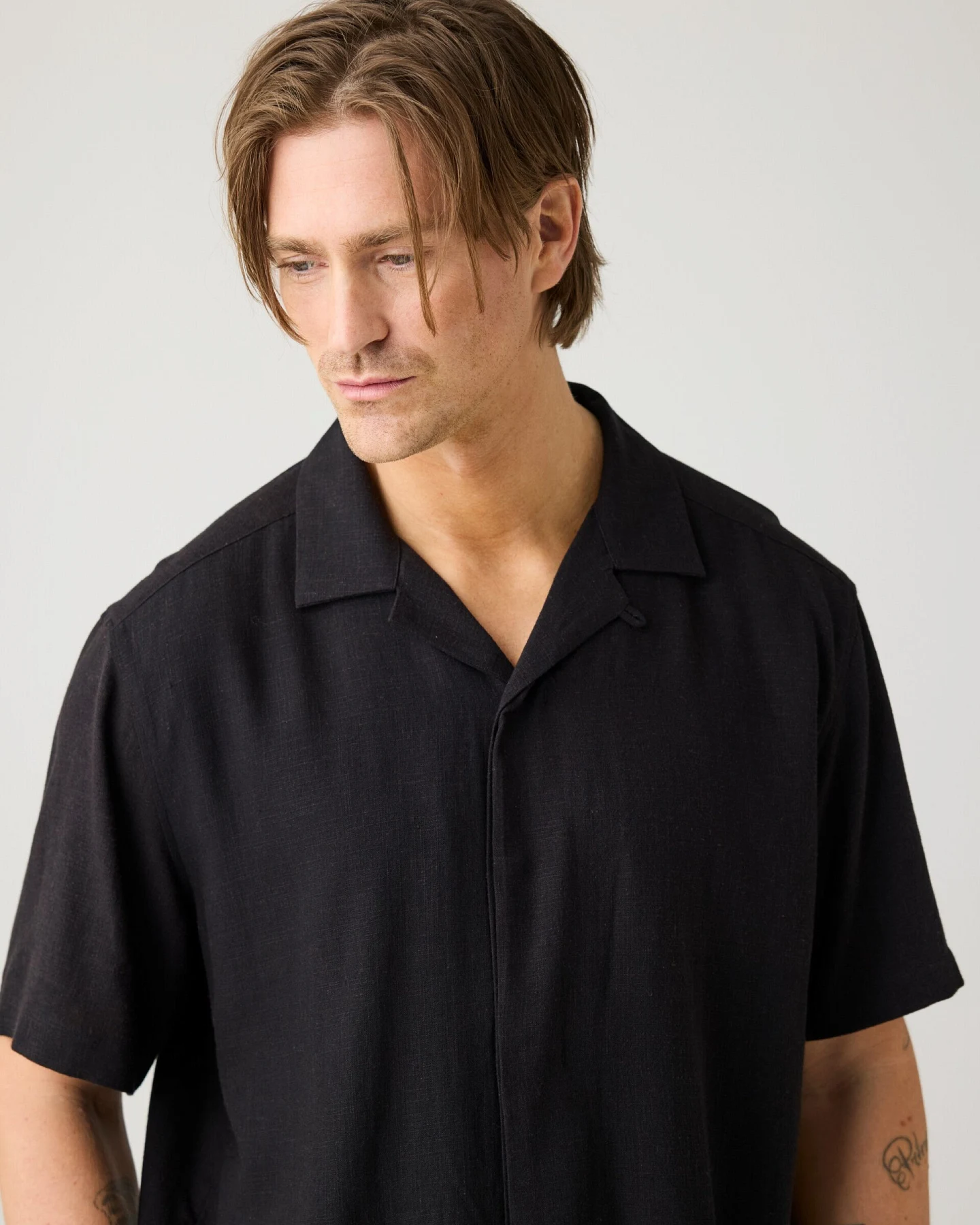 KnowledgeCotton Apparel Herren vegan Kurzarmhemd Moss Relaxed Black Jet – Ansicht 2