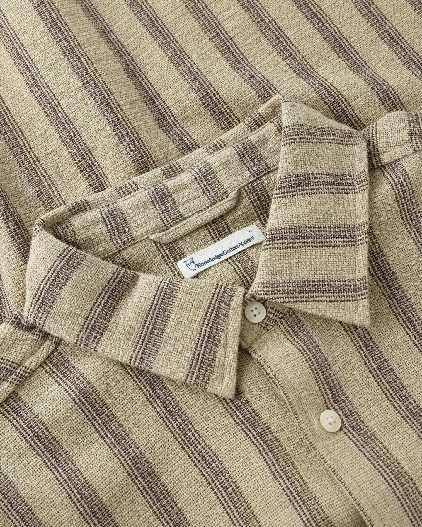 KnowledgeCotton Apparel Herren vegan Hemd Relaxed Stripe Kurzarm Beige – Ansicht 2