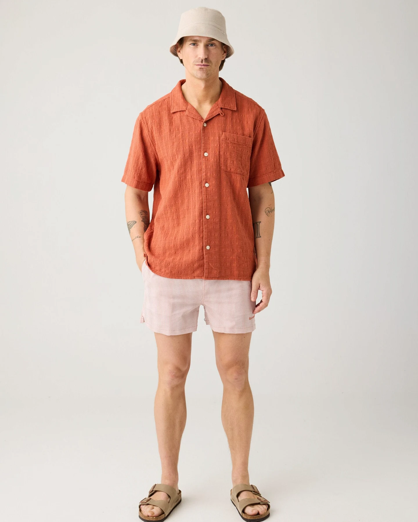 KnowledgeCotton Apparel Herren vegan Badeshorts Mid Thigh Seersucker Red Stripe – Ansicht 2