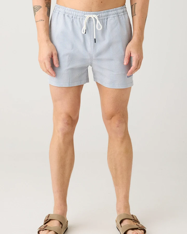 KnowledgeCotton Apparel Herren vegan Badeshorts Mid Thigh Seersucker Blau Gestreift