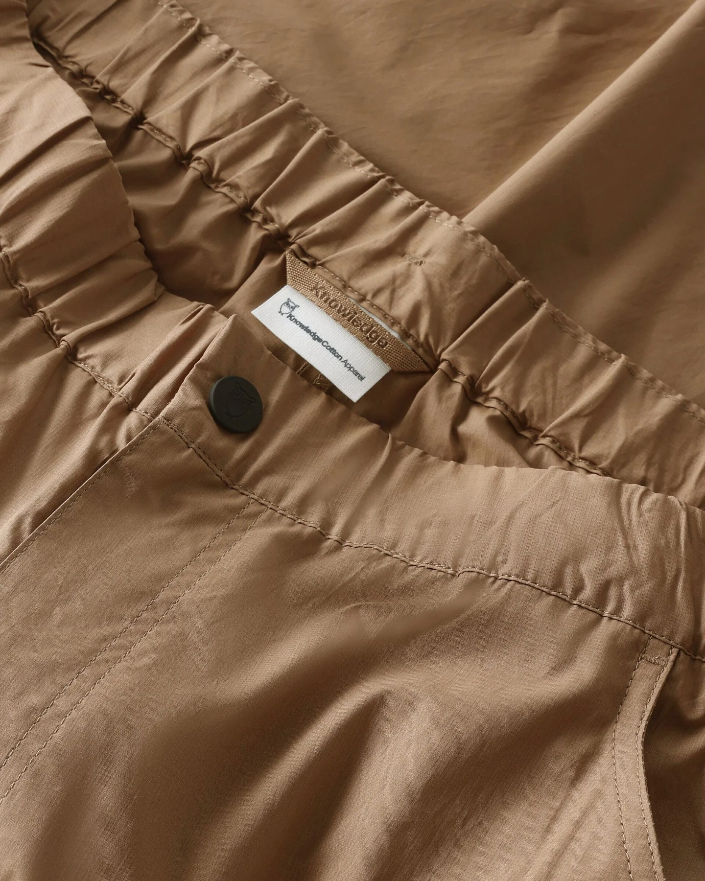 KnowledgeCotton Apparel Herren vegan Hose Storm Relaxed Vent Ripstop 90 Tuffet Braun – Ansicht 2