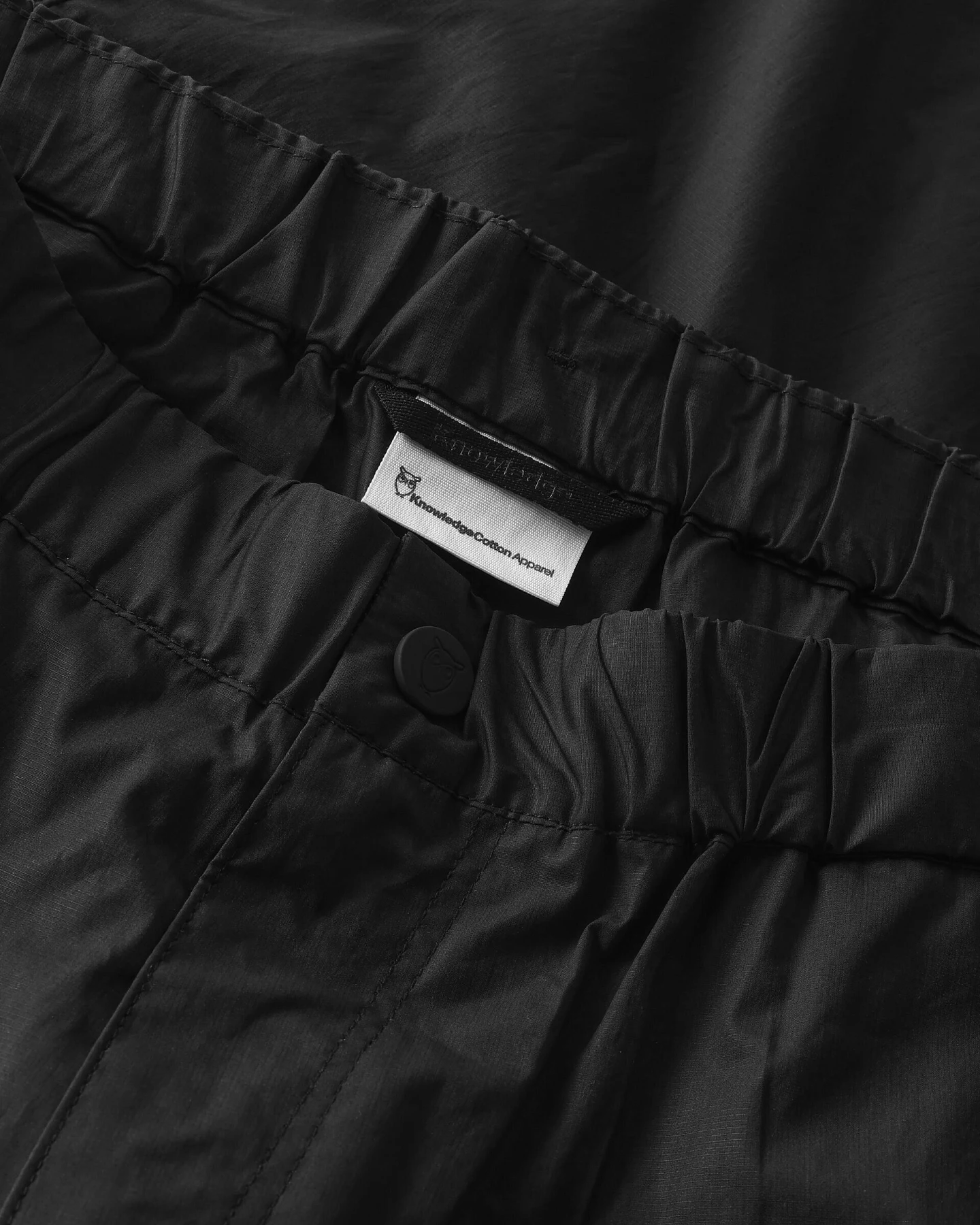 KnowledgeCotton Apparel Herren vegan Hose Storm Relaxed Vent Ripstop 90 Black Jet – Ansicht 2