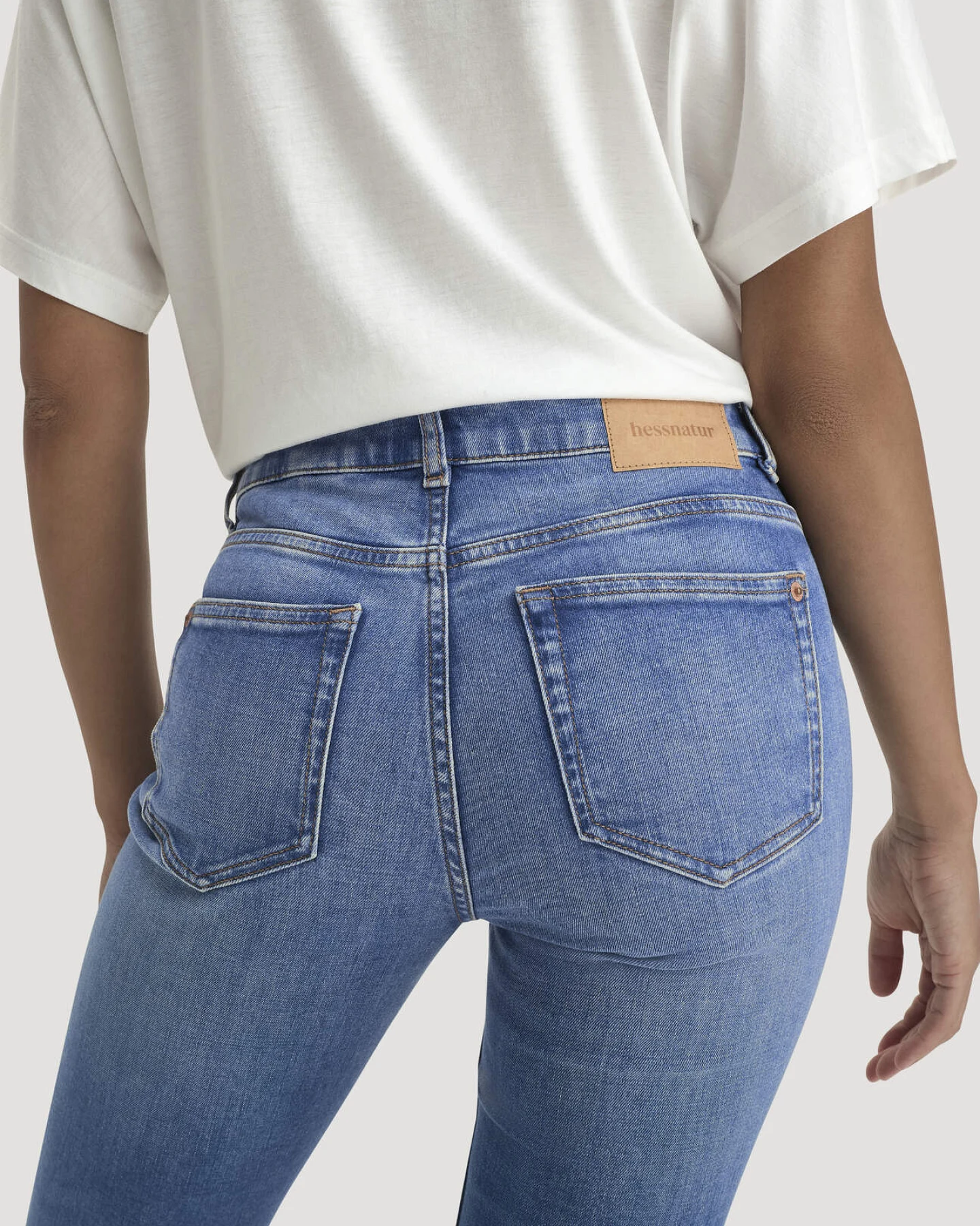 hessnatur Damen Jeans LEA Slim aus Bio-Denim - blau - Größe 32/32 – Ansicht 3