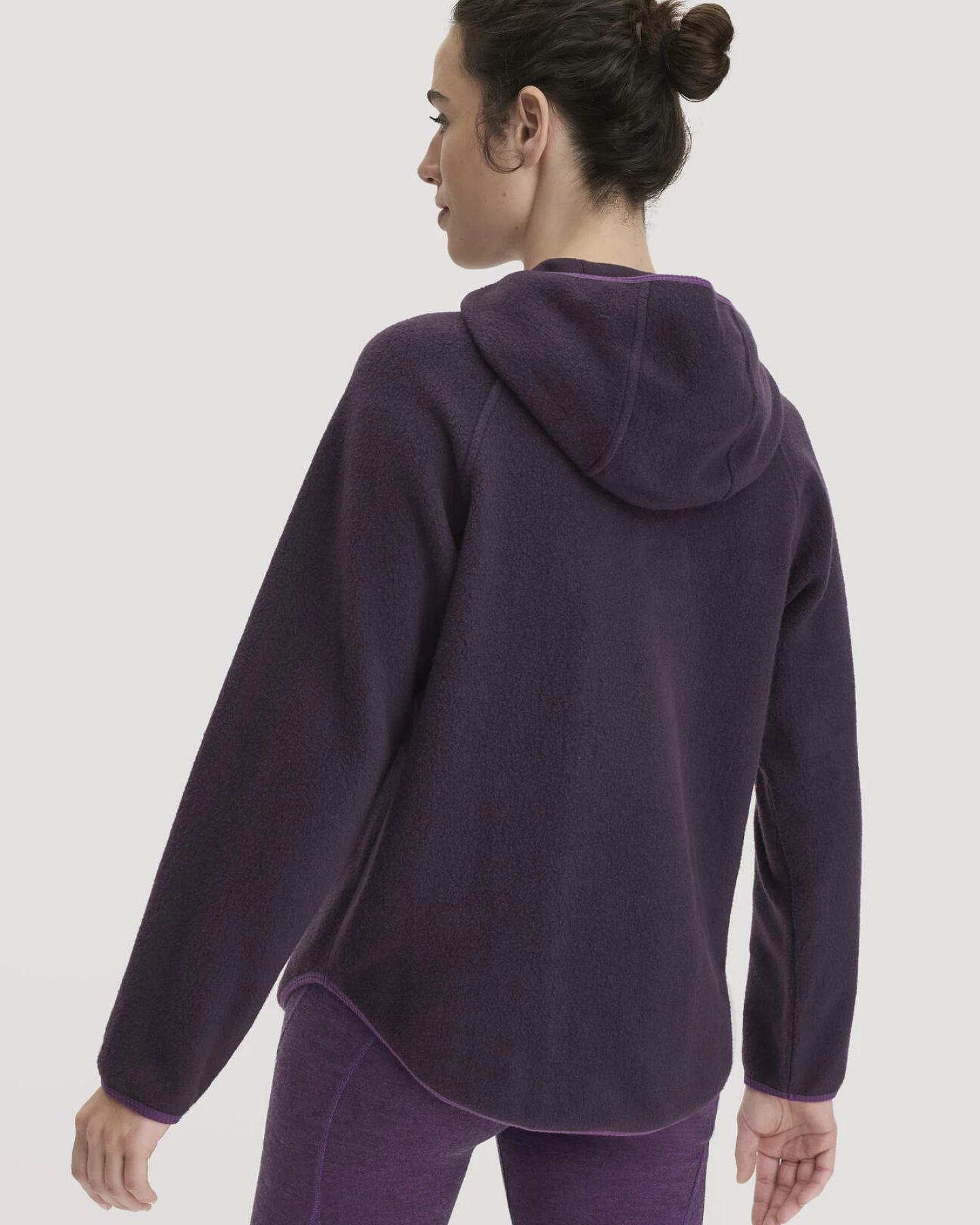 hessnatur Loungewear Fleece Hoodie Relaxed ACTIVE LIGHT aus Bio-Baumwolle - lila - Größe M – Ansicht 3