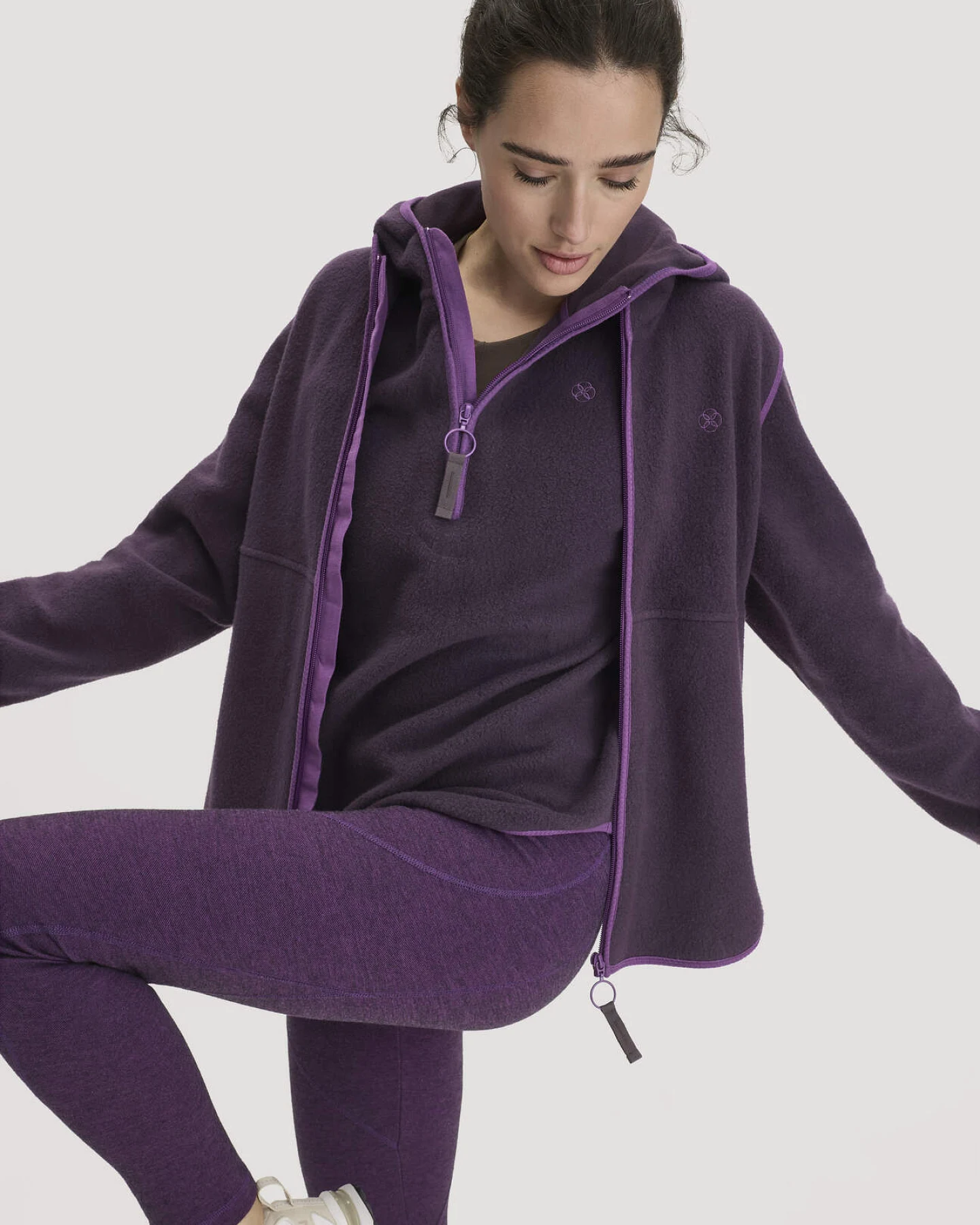 hessnatur Loungewear Fleece Hoodie Relaxed ACTIVE LIGHT aus Bio-Baumwolle - lila - Größe M – Ansicht 4