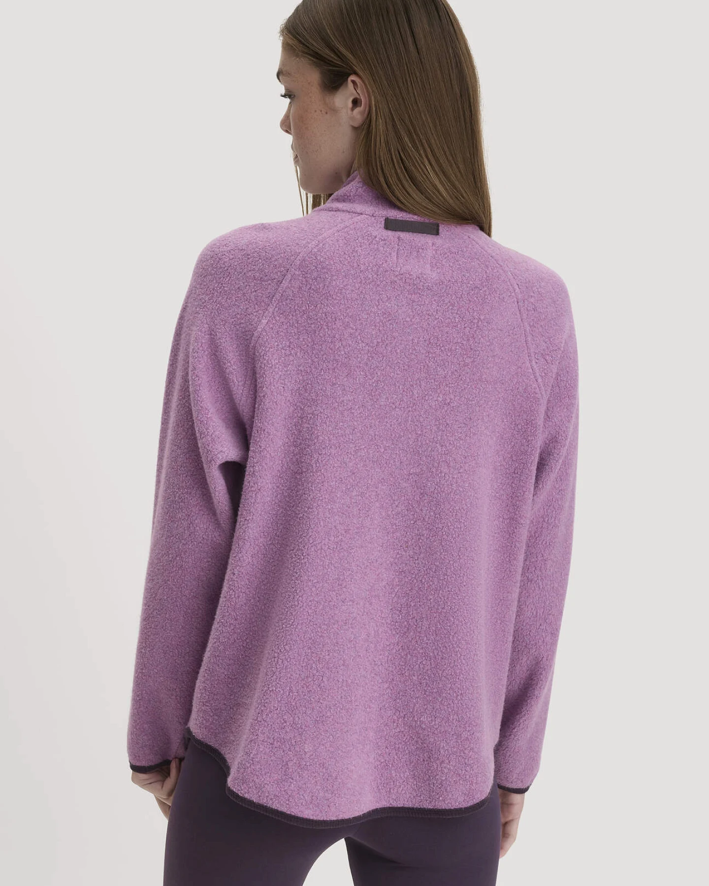 hessnatur Loungewear Fleece Jacke Relaxed ACTIVE LIGHT aus Bio-Baumwolle - lila - Größe M – Ansicht 3