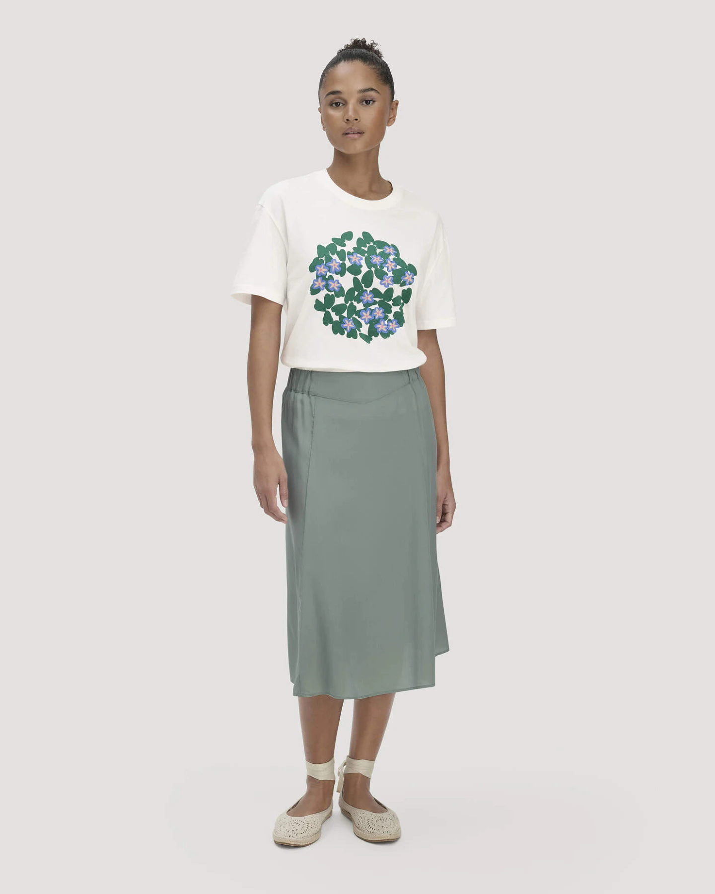 hessnatur Damen Print T-Shirt Oversize LIV LEE aus Bio-Baumwolle - grün - Größe XS – Ansicht 2