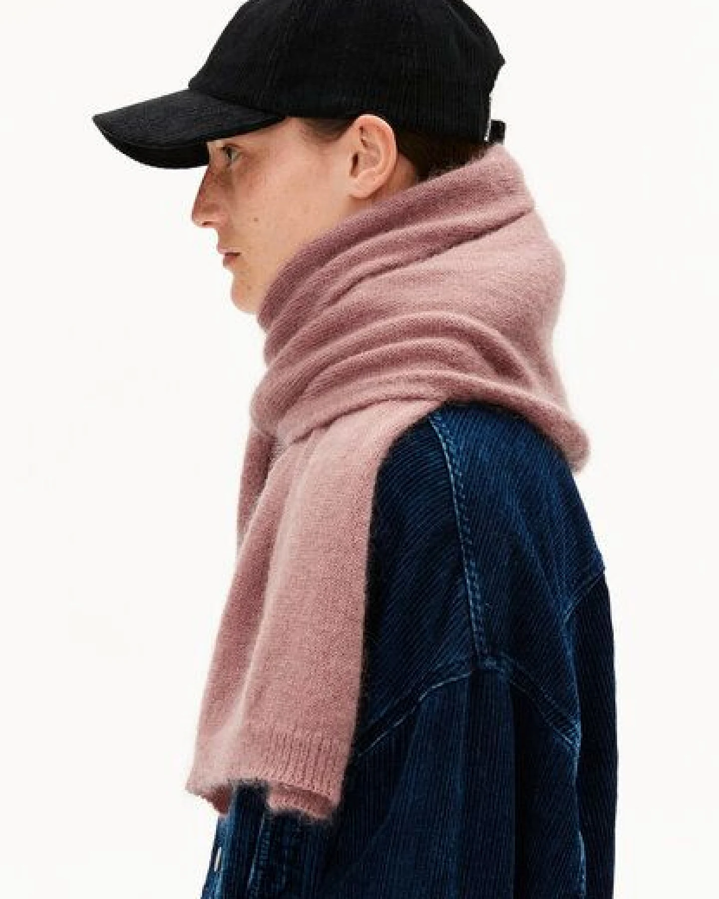 ARMEDANGELS YUKINAA SOLID Unisex Schal aus Mohair-Woll Mix – Ansicht 2