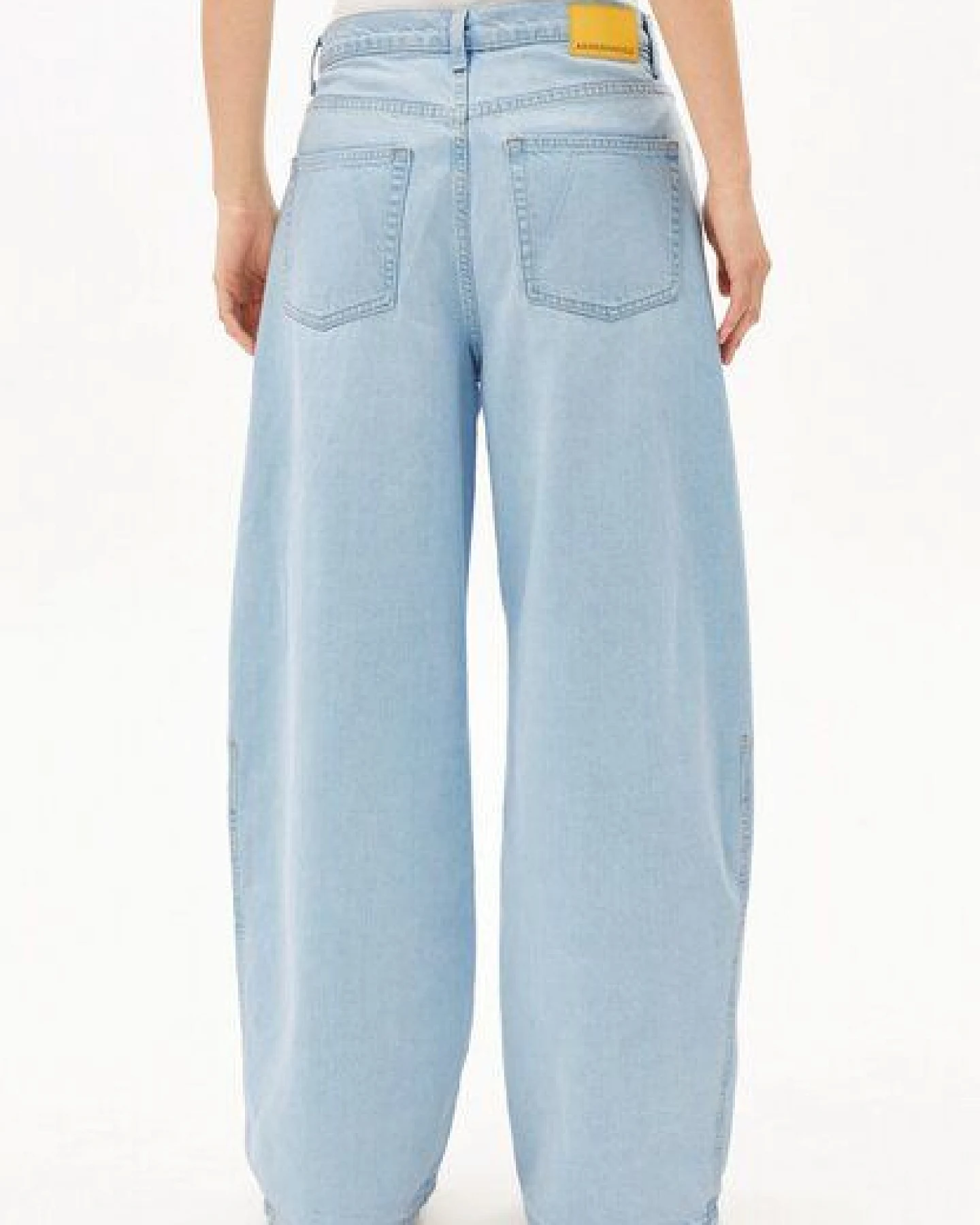 ARMEDANGELS AALTHEA BARREL Damen Barrel Leg Mid Waist aus recycelter Baumwolle – Ansicht 2