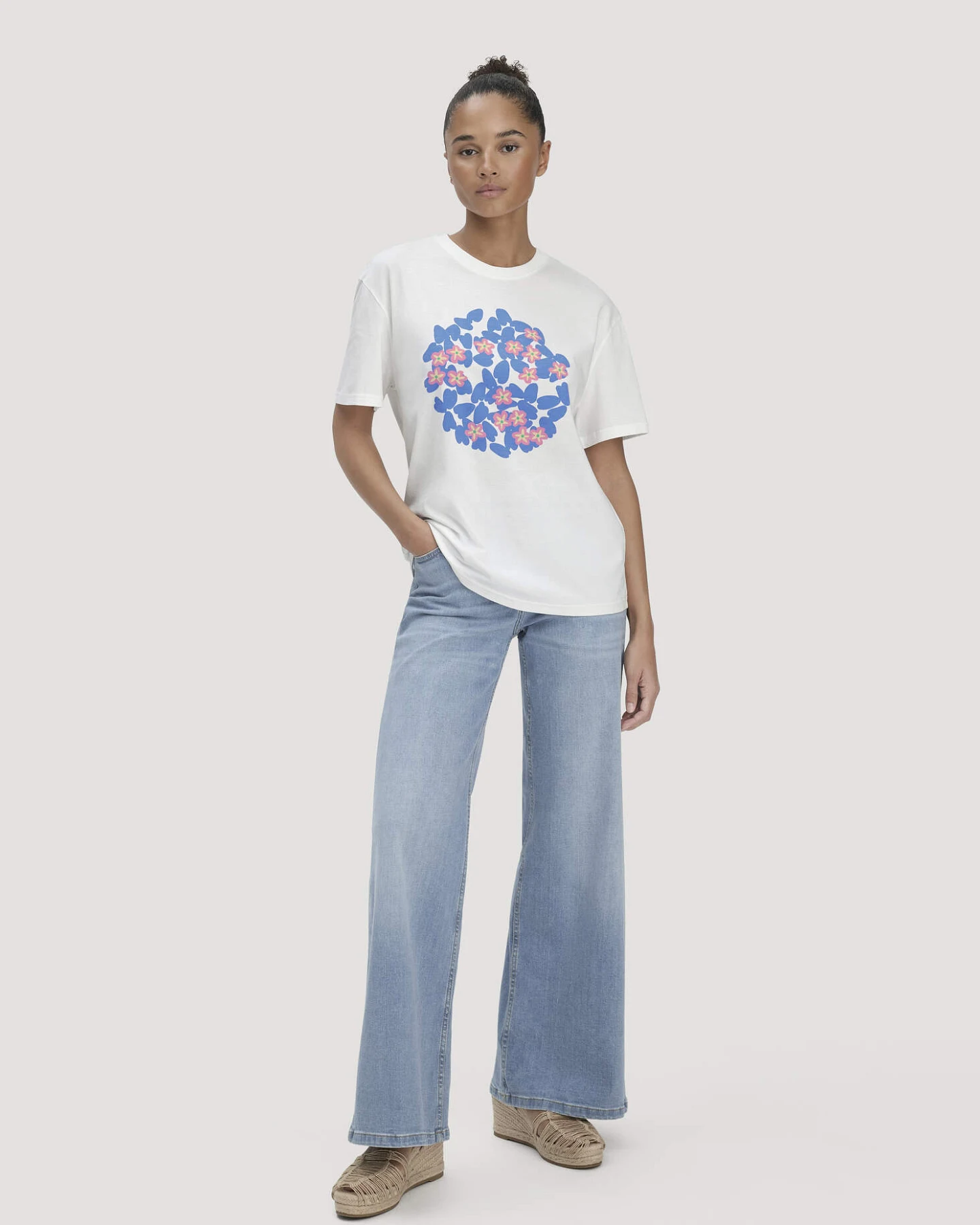 hessnatur Damen Print T-Shirt Oversize LIV LEE aus Bio-Baumwolle - blau - Größe M – Ansicht 2