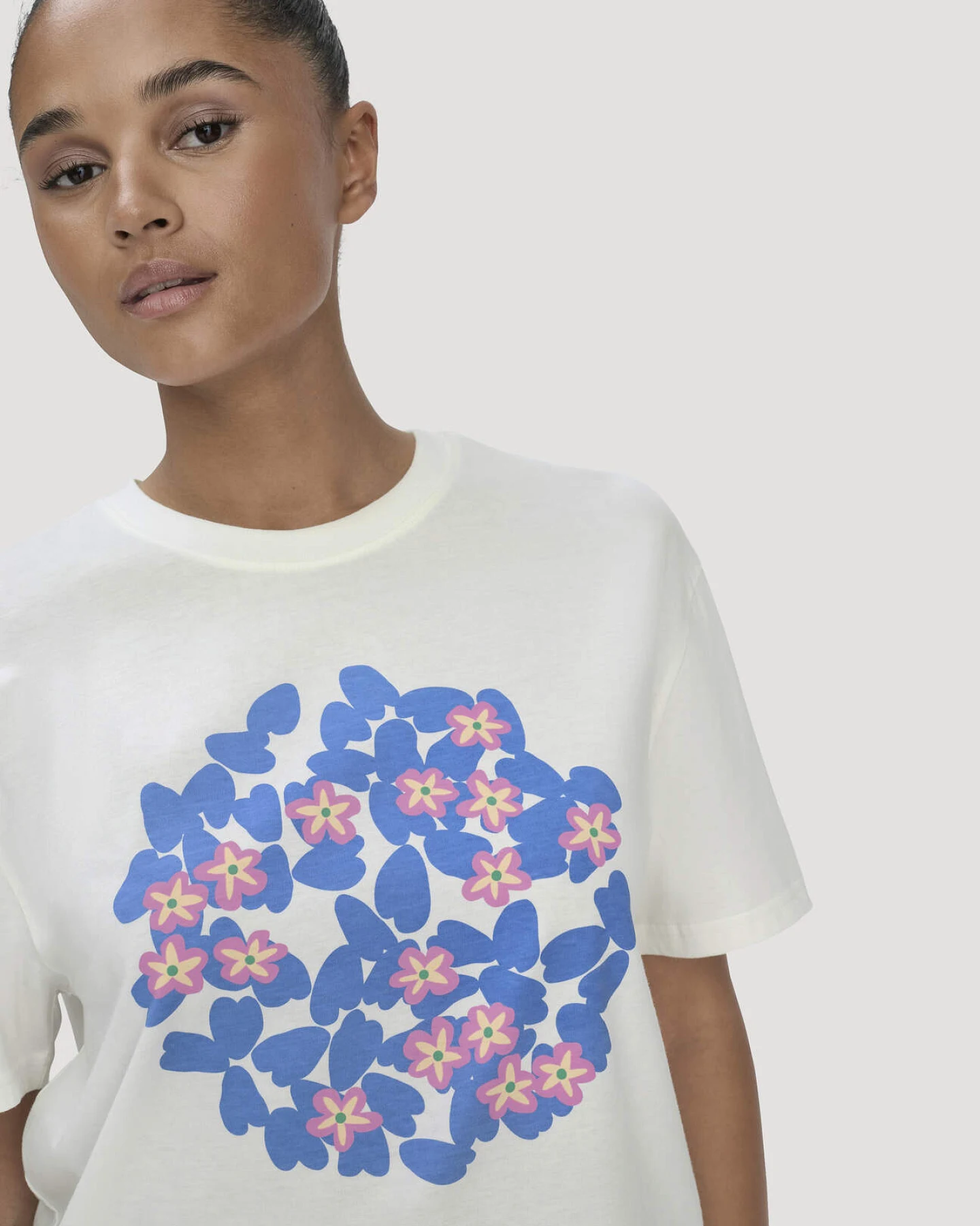 hessnatur Damen Print T-Shirt Oversize LIV LEE aus Bio-Baumwolle - blau - Größe M – Ansicht 4