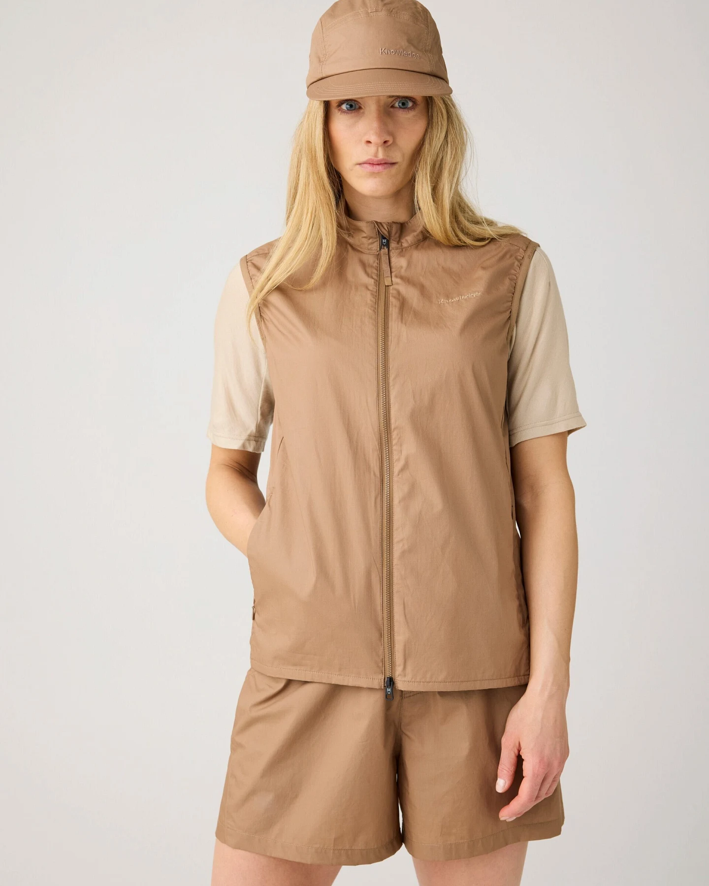 KnowledgeCotton Apparel Damen vegan Weste Vent Ripstop 90 Tuffet Braun – Ansicht 2