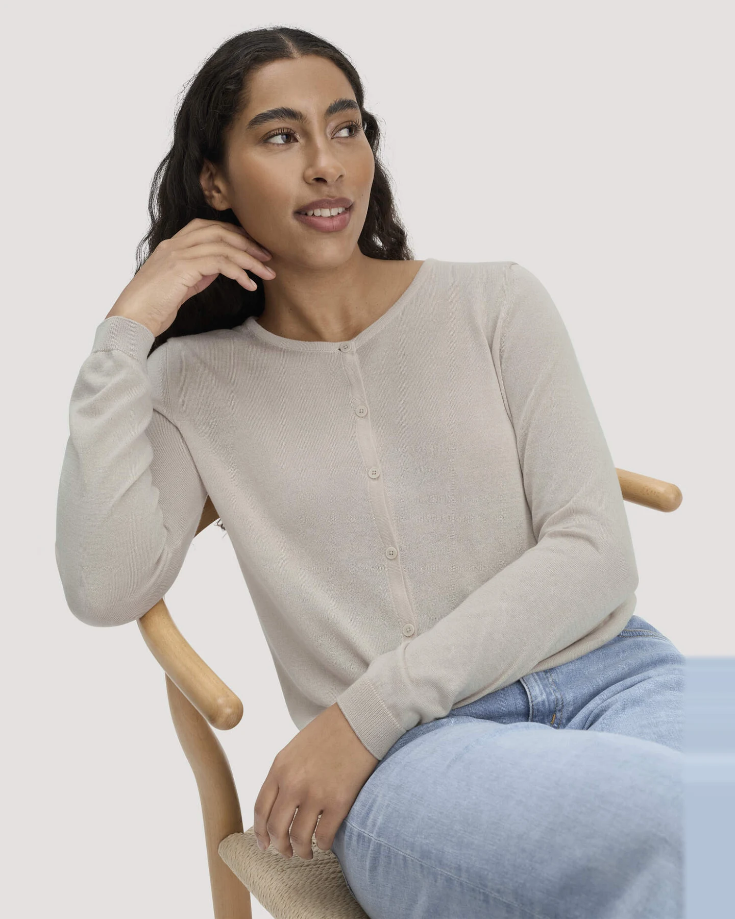 hessnatur Damen Strickjacke Regular aus TENCEL™ Lyocell mit Bio-Baumwolle - beige - Größe L – Ansicht 4