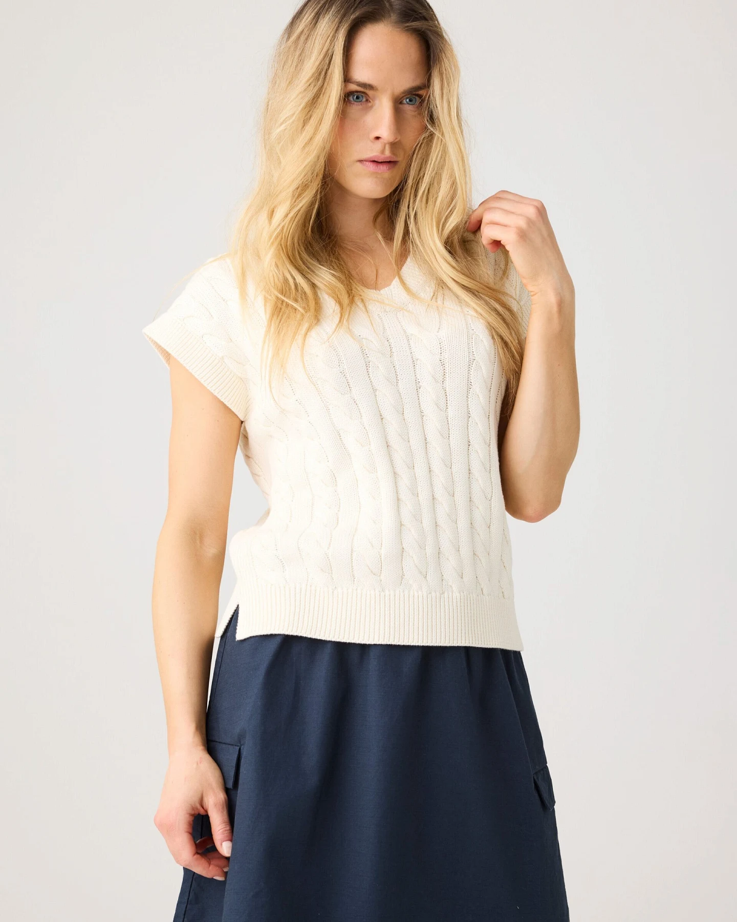 KnowledgeCotton Apparel Damen vegan Strickweste Kabelreiher Weiß – Ansicht 2