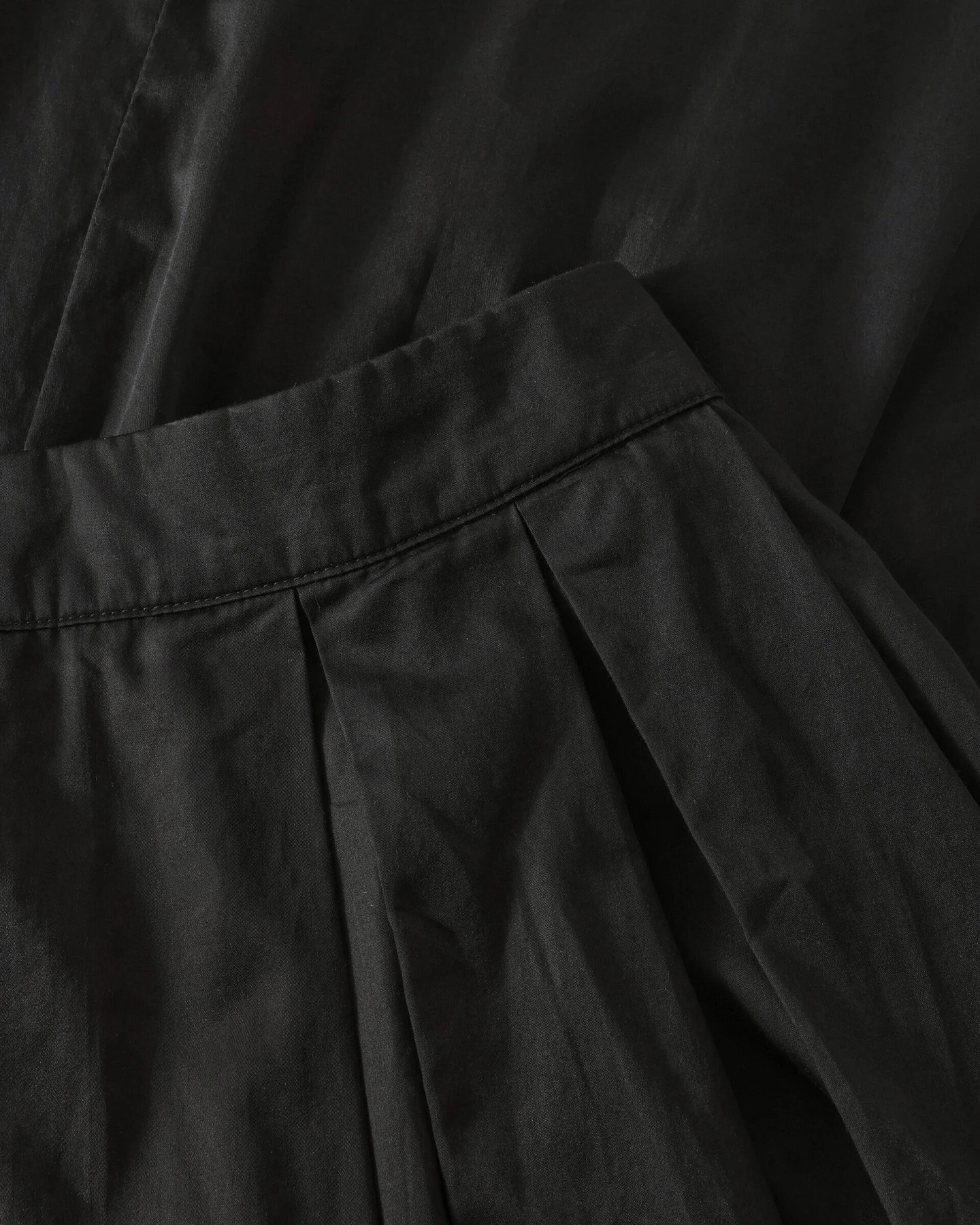 KnowledgeCotton Apparel Damen vegan Rock Satin Plissee Schwarz Jet – Ansicht 2