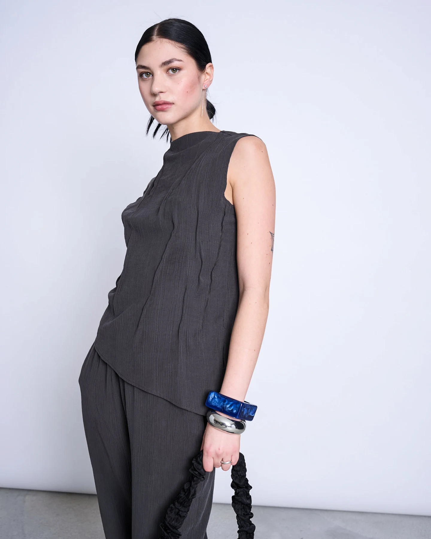 JAN 'N JUNE Damen vegan Top Mit Raffung, Crinkle Meadow Mud – Ansicht 2