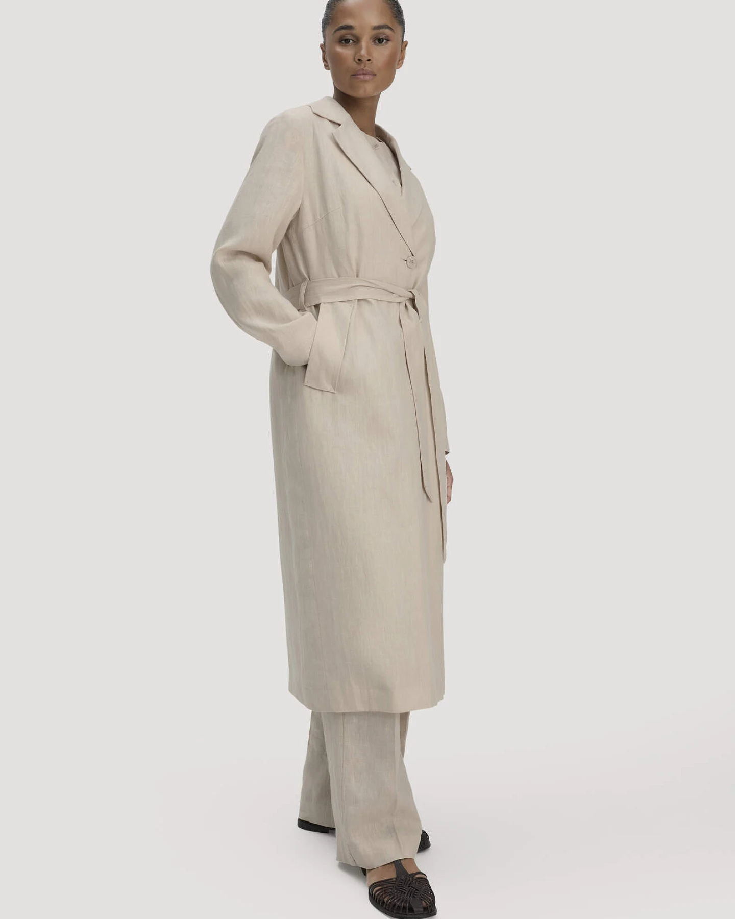 hessnatur Damen Mantel Regular aus Leinen - beige - Größe 46 – Ansicht 4