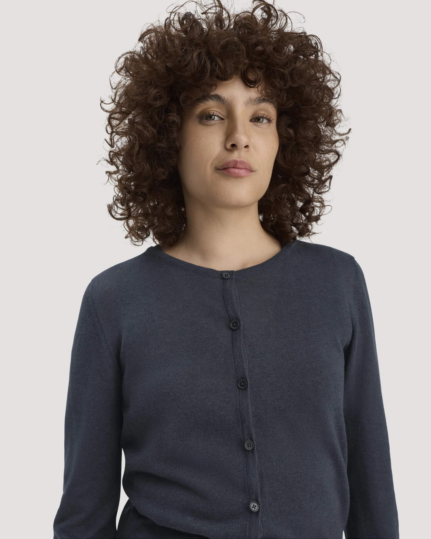 hessnatur Damen Strickjacke Regular aus TENCEL™ Lyocell mit Bio-Baumwolle - blau - Größe M – Ansicht 4