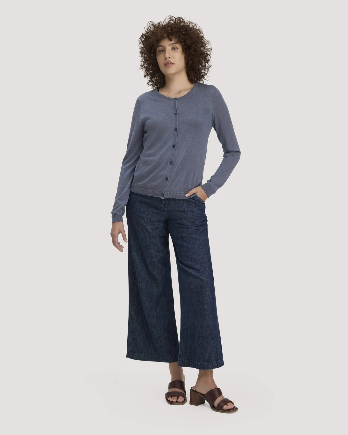 hessnatur Damen Strickjacke Regular aus TENCEL™ Lyocell mit Bio-Baumwolle - blau - Größe L – Ansicht 2