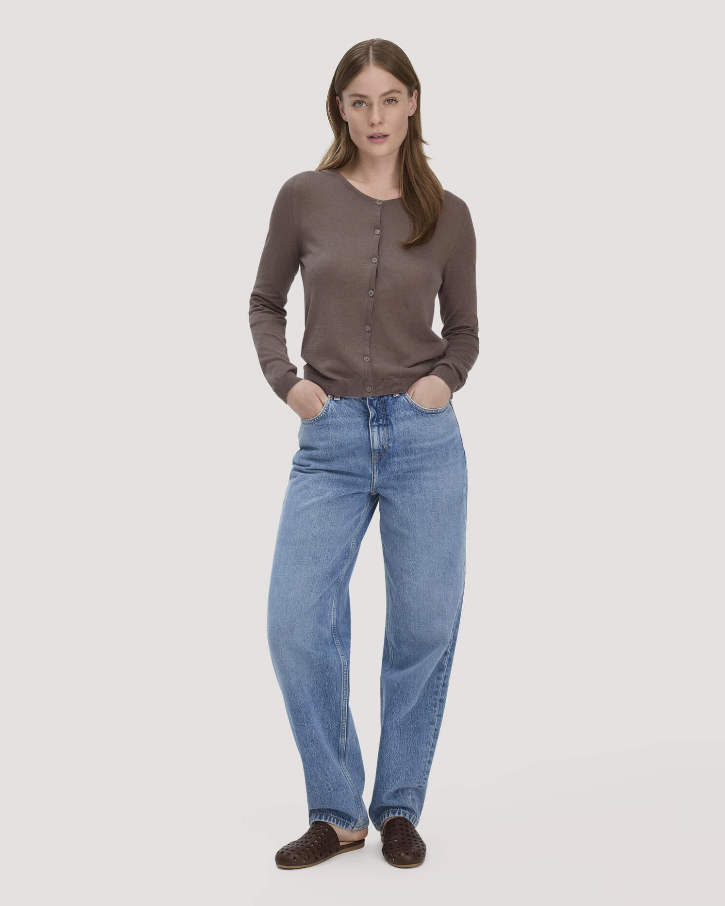 hessnatur Damen Strickjacke Regular aus TENCEL™ Lyocell mit Bio-Baumwolle - braun - Größe XXL – Ansicht 2