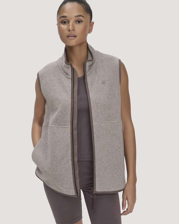 hessnatur Loungewear Fleece Weste Regular ACTIVE LIGHT aus Bio-Baumwolle - beige - Größe XL