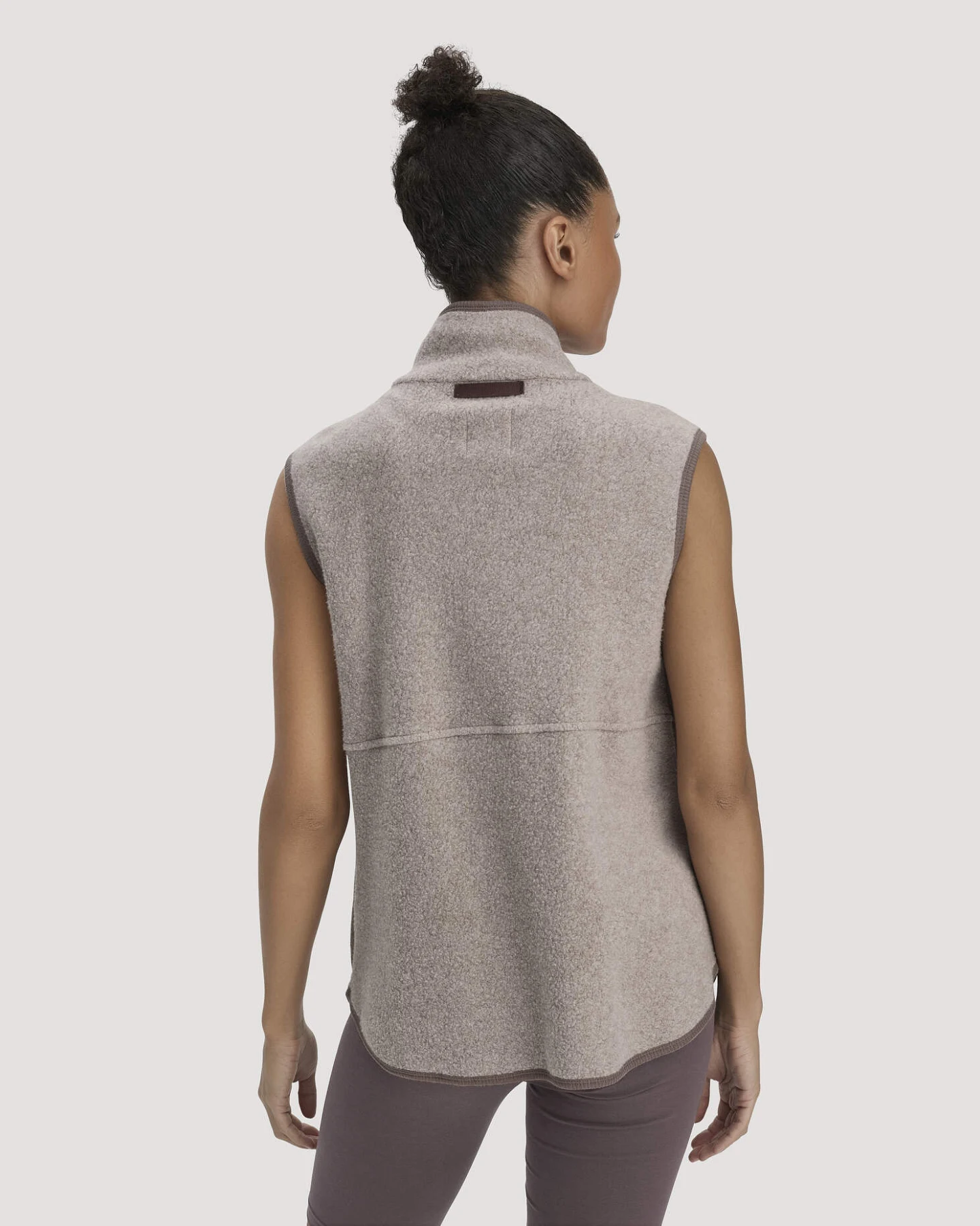hessnatur Loungewear Fleece Weste Regular ACTIVE LIGHT aus Bio-Baumwolle - beige - Größe XL – Ansicht 3