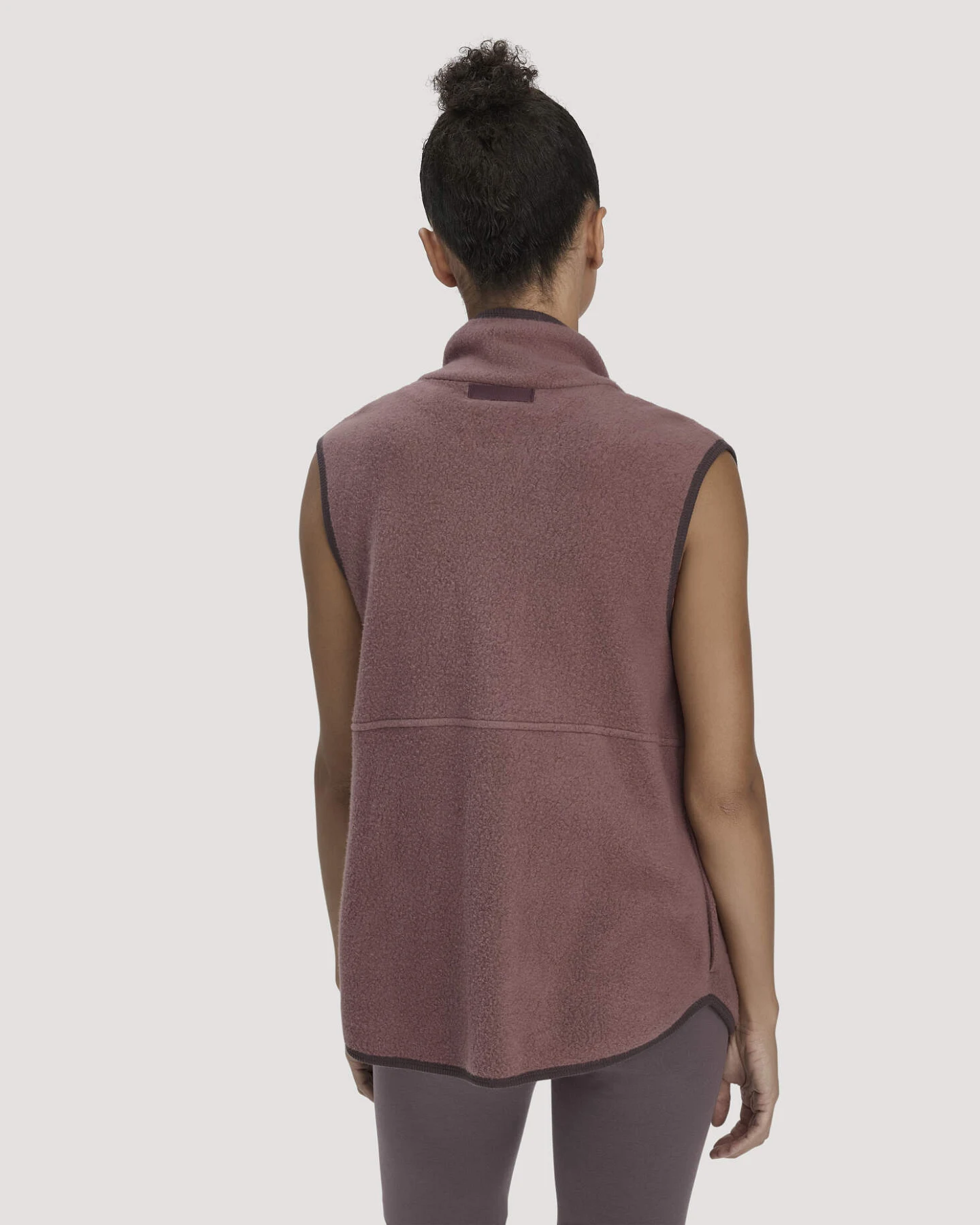 hessnatur Loungewear Fleece Weste Regular ACTIVE LIGHT aus Bio-Baumwolle - braun - Größe L – Ansicht 3
