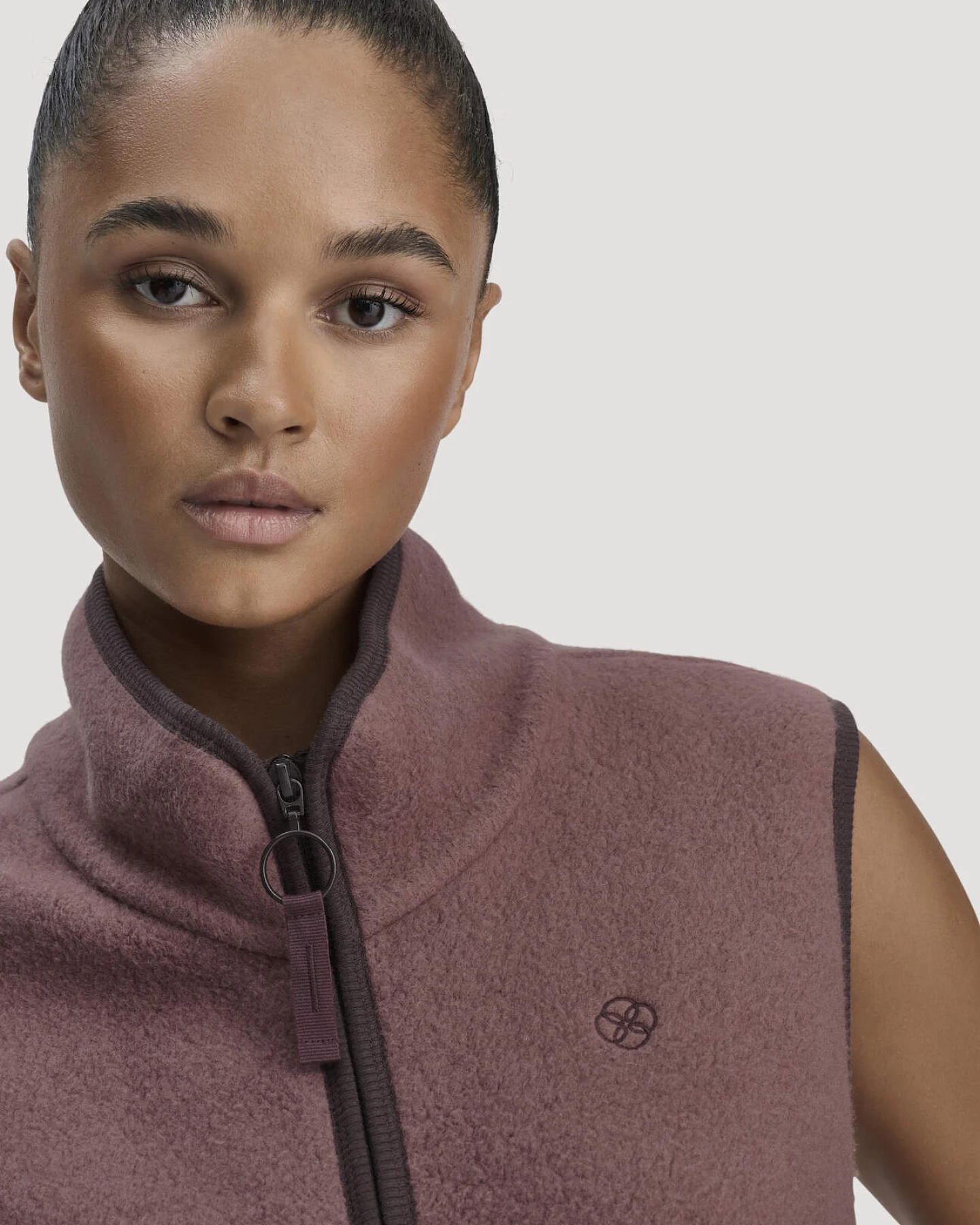 hessnatur Loungewear Fleece Weste Regular ACTIVE LIGHT aus Bio-Baumwolle - braun - Größe L – Ansicht 4