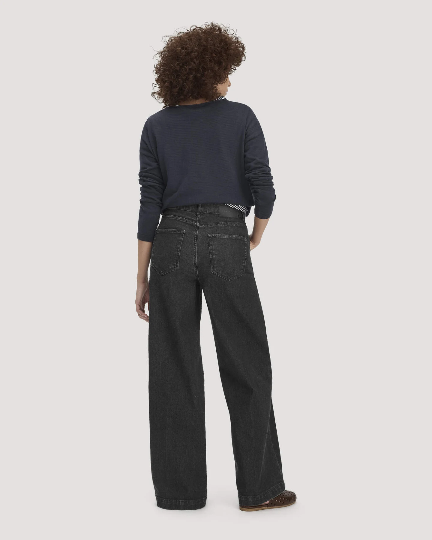 hessnatur Damen Jeans VONNA Super Wide Leg BETTER RECYCLING aus Bio-Denim - schwarz - Größe 27/32 – Ansicht 2