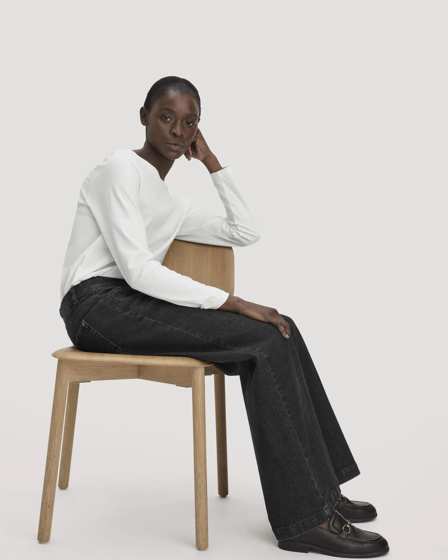 hessnatur Damen Jeans VONNA Super Wide Leg aus Bio-Denim mit Recyclinganteil - schwarz - Größe 27/32 – Ansicht 4
