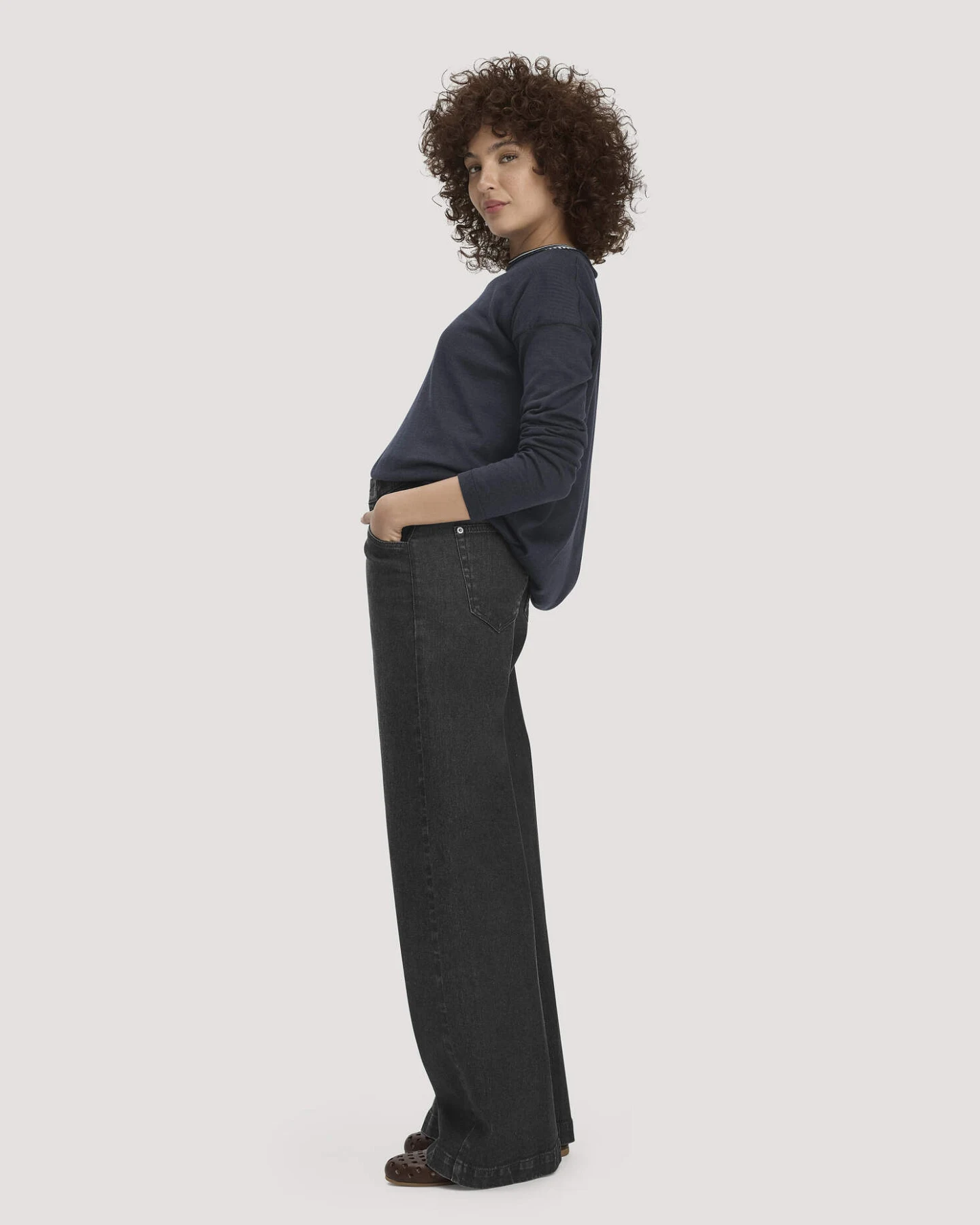 hessnatur Damen Jeans VONNA Super Wide Leg BETTER RECYCLING aus Bio-Denim - schwarz - Größe 28/34 – Ansicht 4