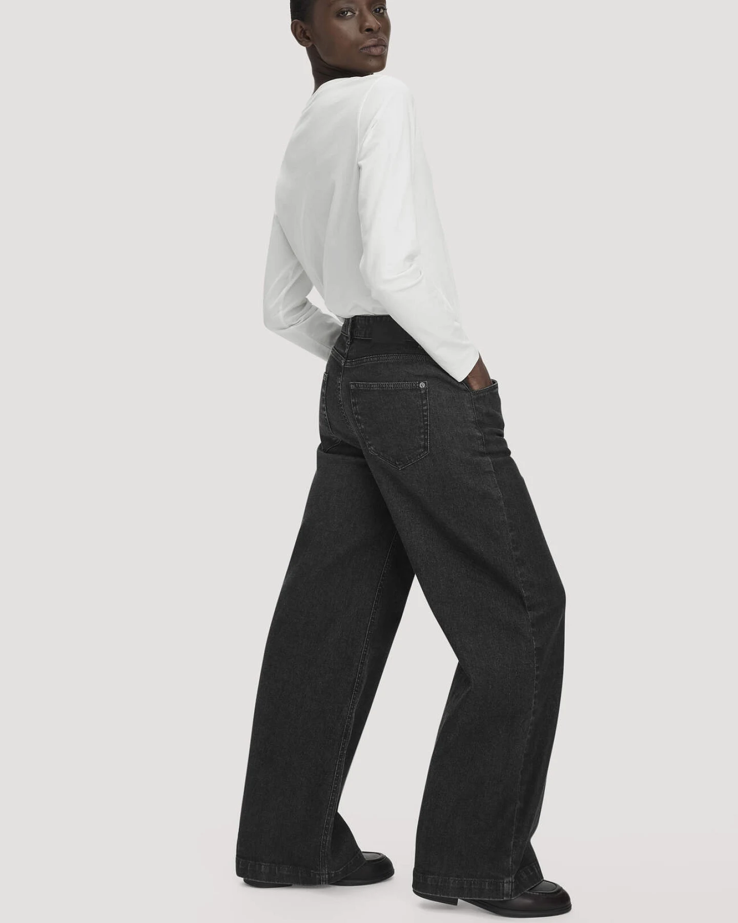hessnatur Damen Jeans VONNA Super Wide Leg aus Bio-Denim mit Recyclinganteil - schwarz - Größe 31/32 – Ansicht 3