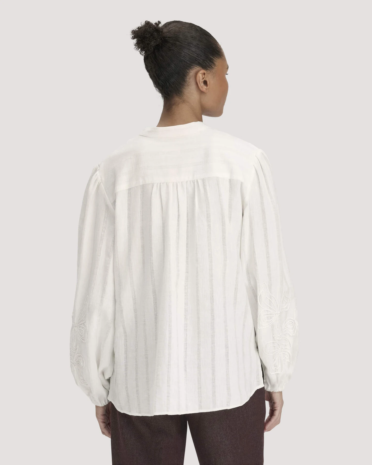 hessnatur Damen Embroidery Bluse Relaxed aus Bio-Baumwolle mit Leinen - weiß - Größe 38 – Ansicht 3