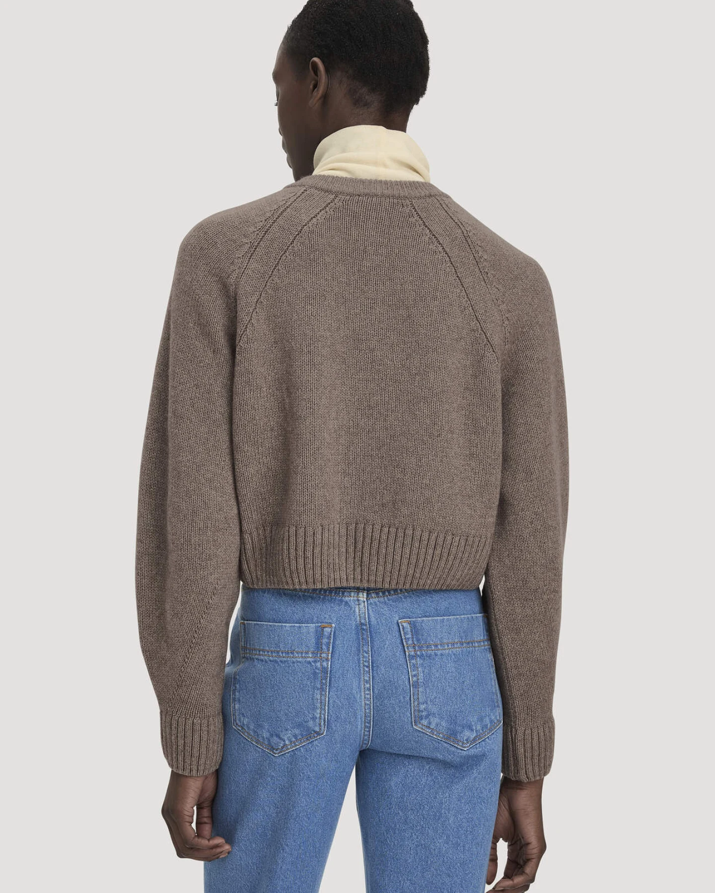hessnatur Damen Strick Jacke Relaxed Cropped aus Bio-Merinowolle mit Bio-Baumwolle - braun - Größe XXL – Ansicht 3