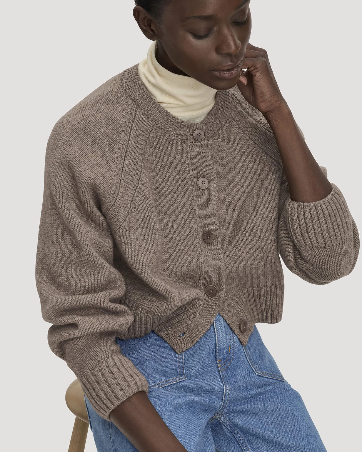 hessnatur Damen Strick Jacke Relaxed Cropped aus Bio-Merinowolle mit Bio-Baumwolle - braun - Größe XXL – Ansicht 4
