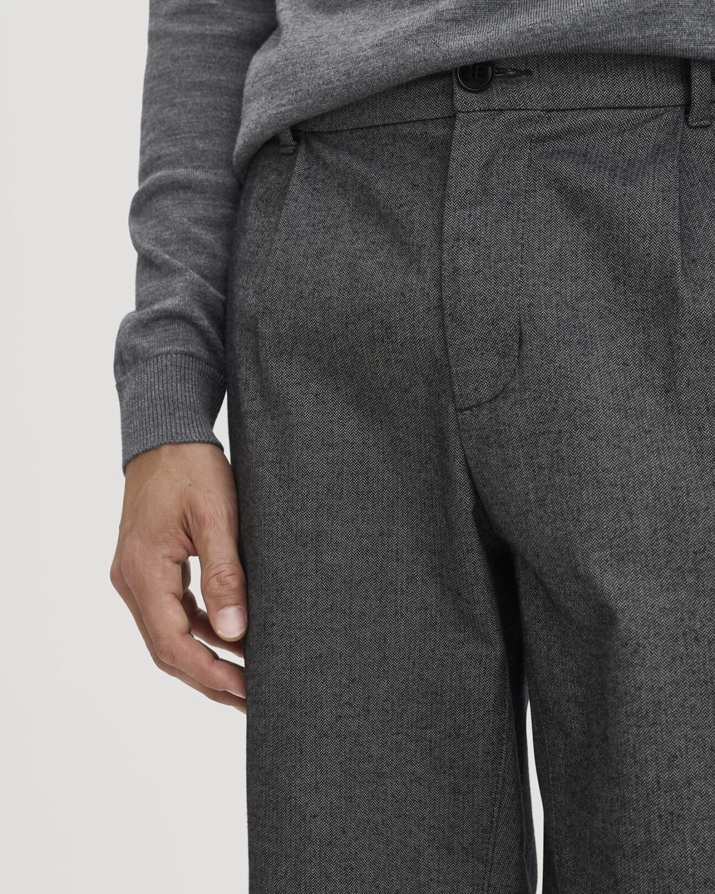 hessnatur Herren Chino RON Relaxed aus Bio-Baumwolle - grau - Größe 34/34 – Ansicht 3
