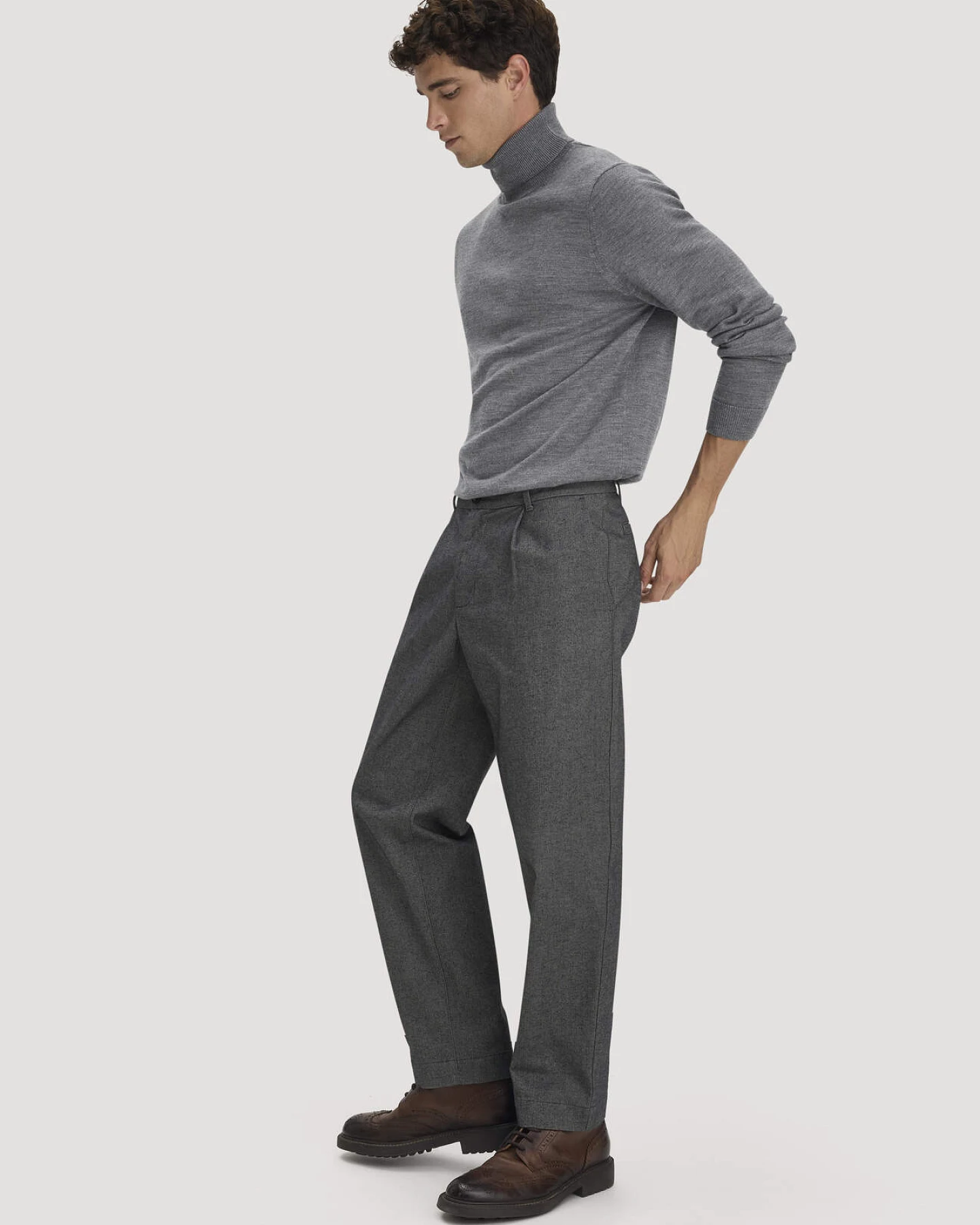 hessnatur Herren Chino RON Relaxed aus Bio-Baumwolle - grau - Größe 33/32 – Ansicht 4