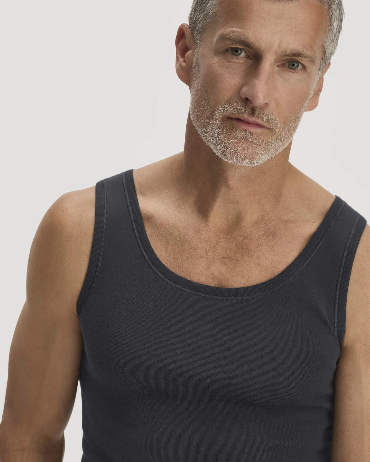 hessnatur Herren Athletic Shirt PURE COTTON aus Bio-Baumwolle - schwarz - Größe 4 = S – Ansicht 2