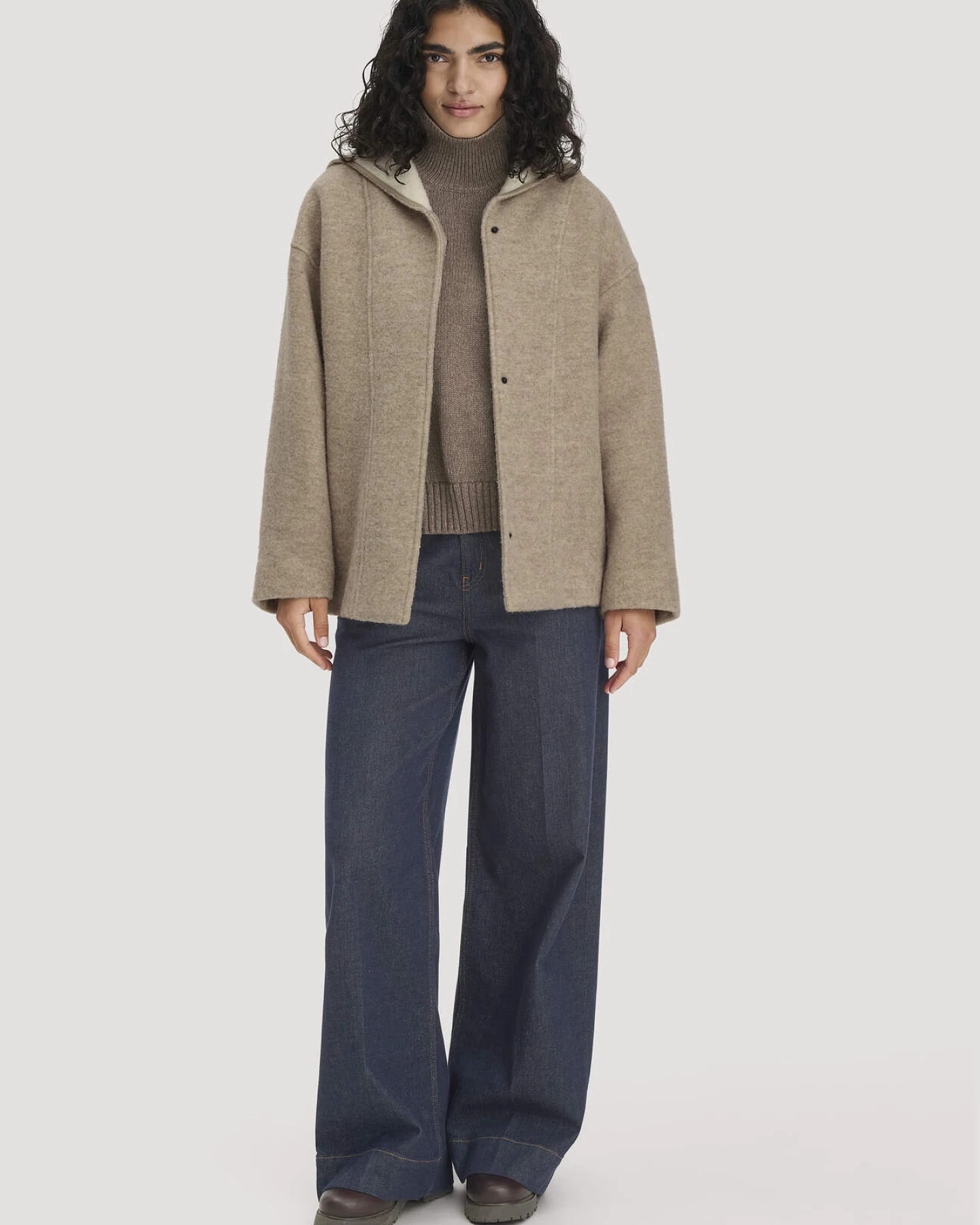 hessnatur Damen Rhönjacke Oversized aus Rhönwolle und Schurwolle - beige - Größe 34 – Ansicht 2
